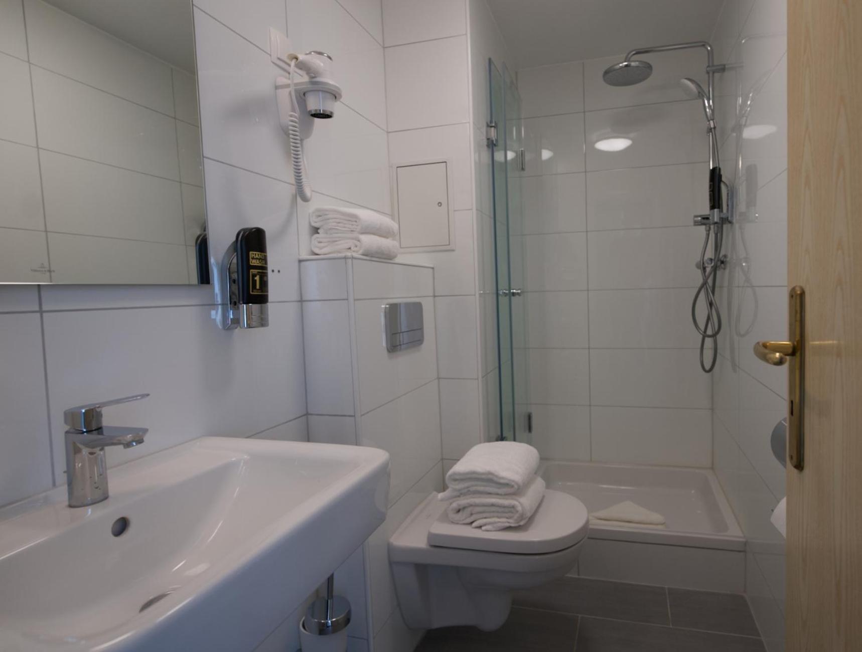 Twin Room - Photo 3