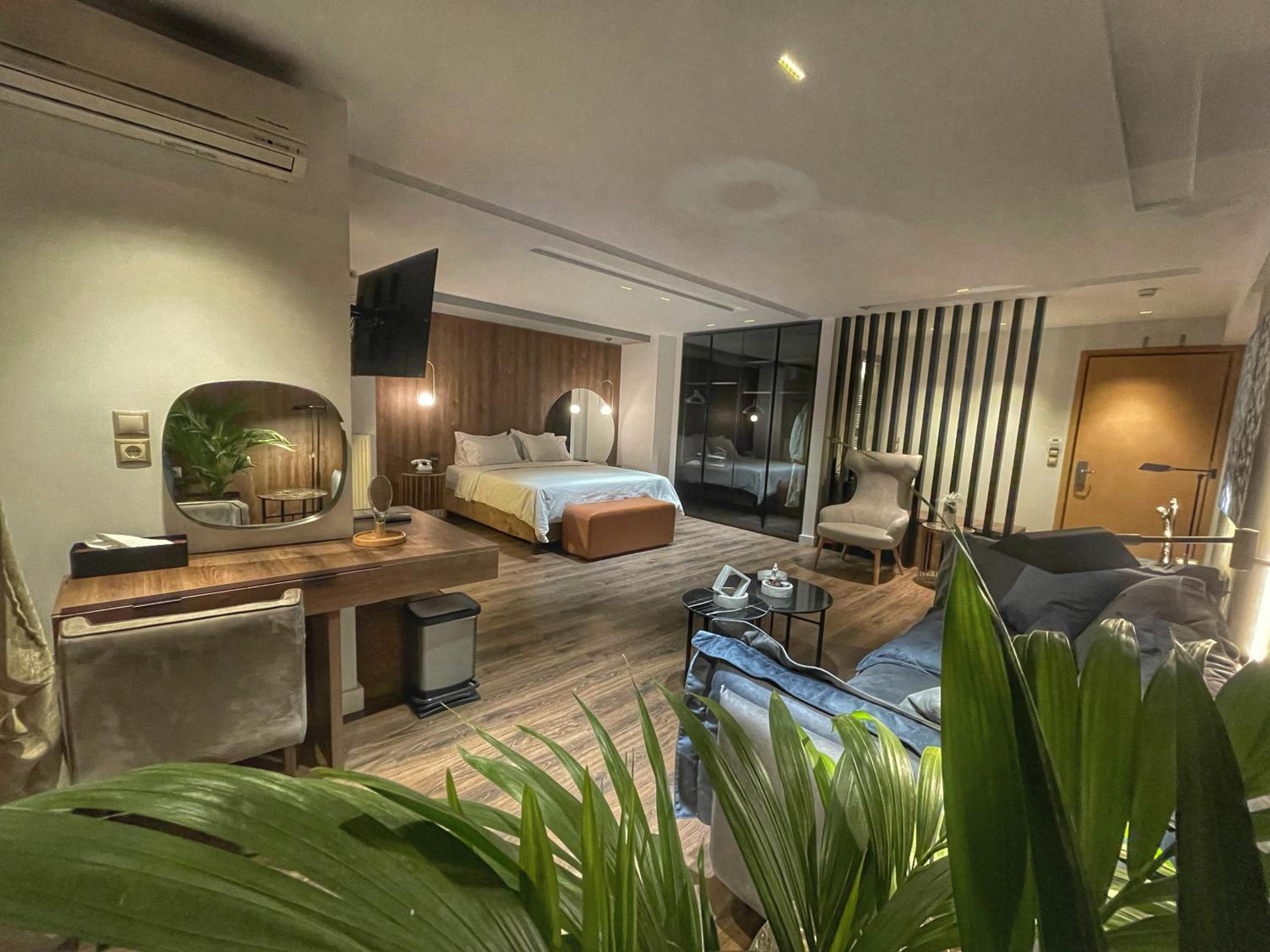 Deluxe Suite with Sea View - Photo 1