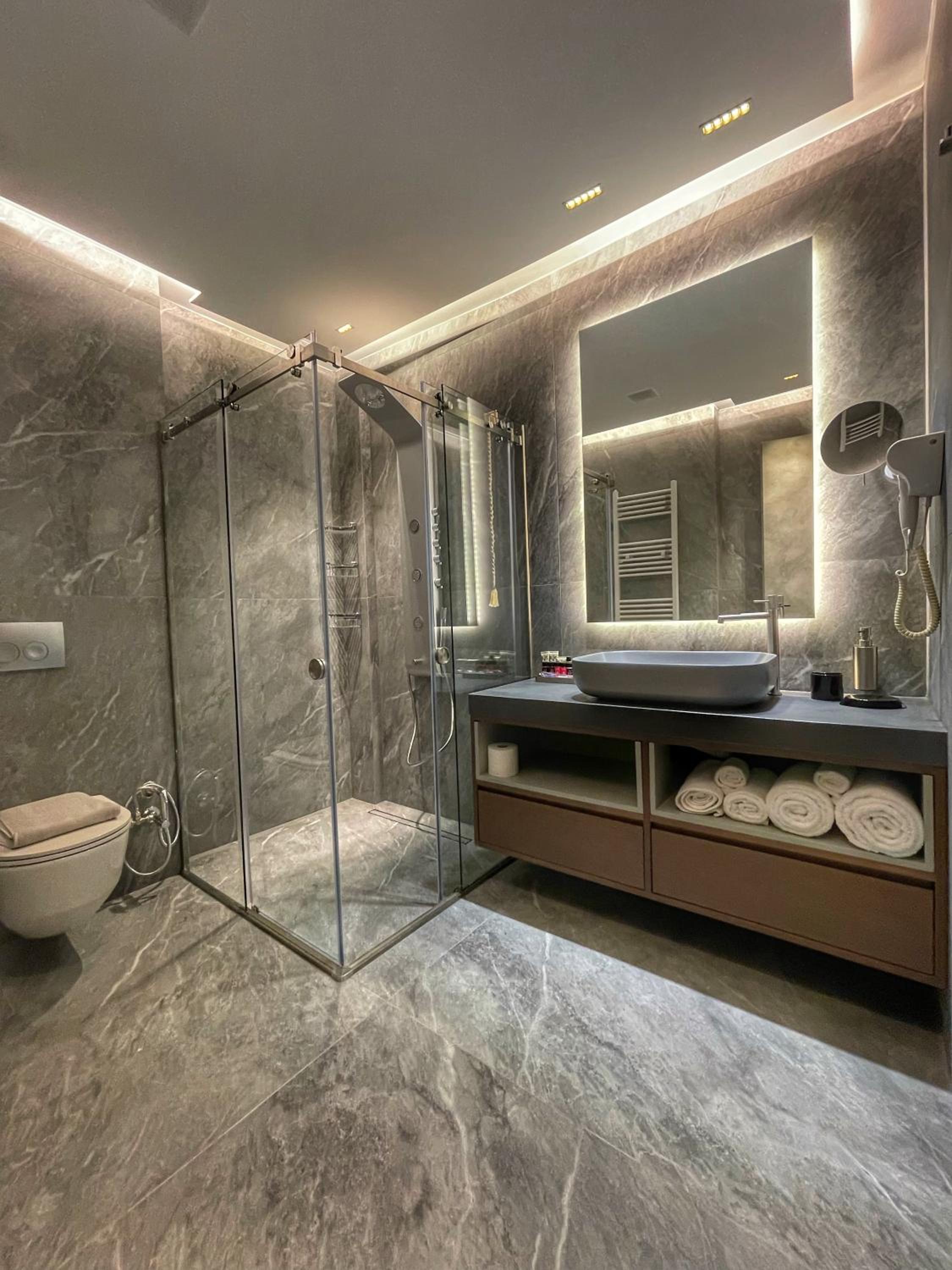 Deluxe Suite with Sea View - Photo 10