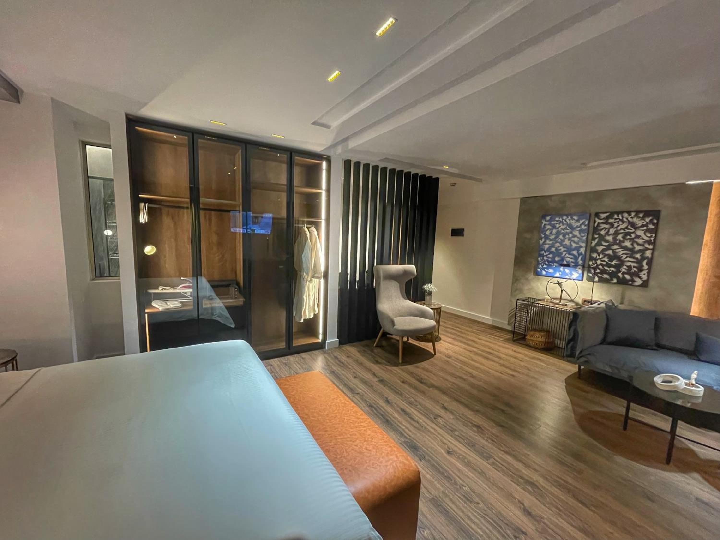 Deluxe Suite with Sea View - Photo 3