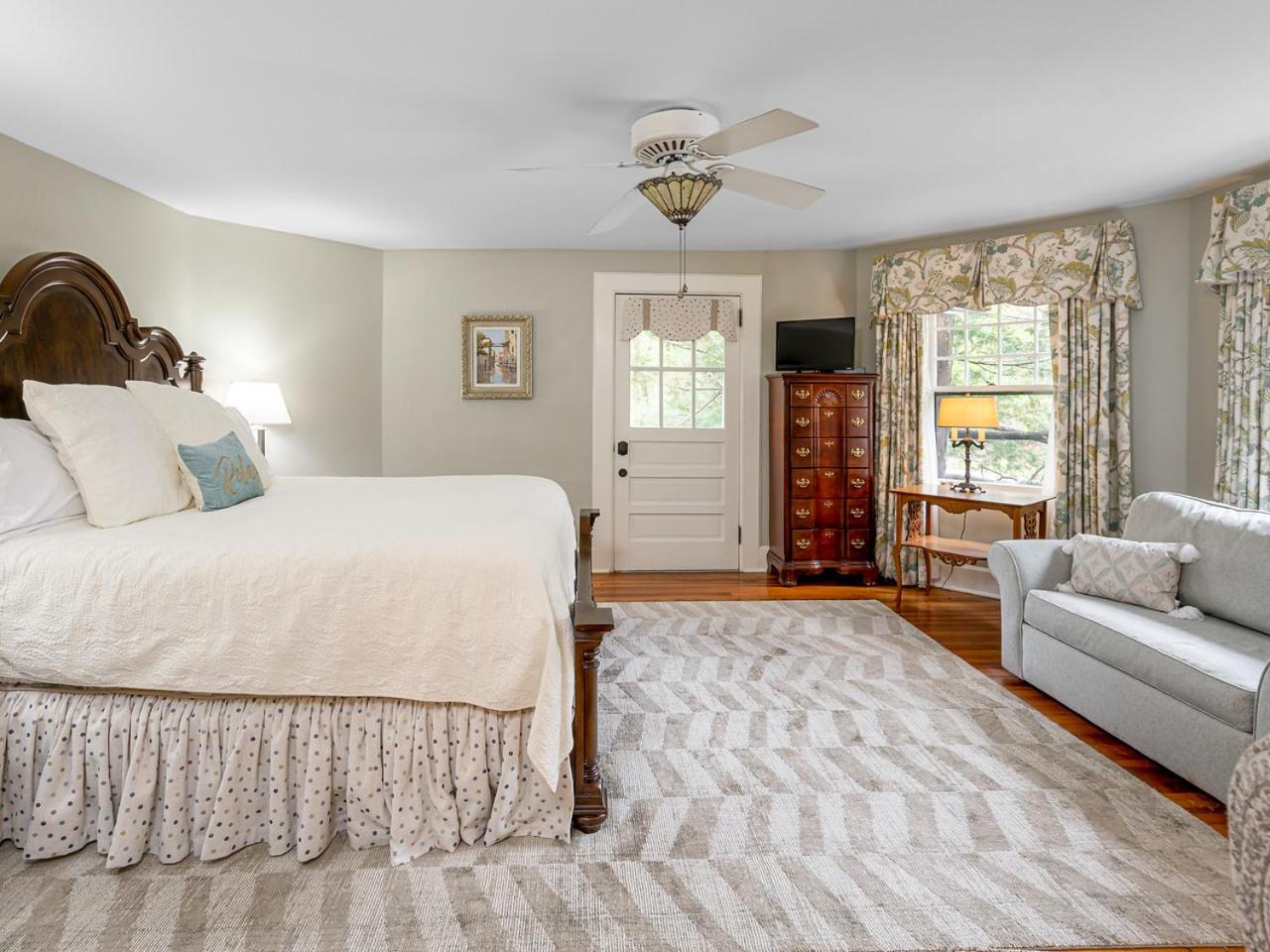 Deluxe King Room photo 2