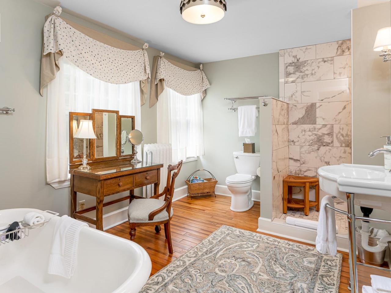 Deluxe King Room photo 3