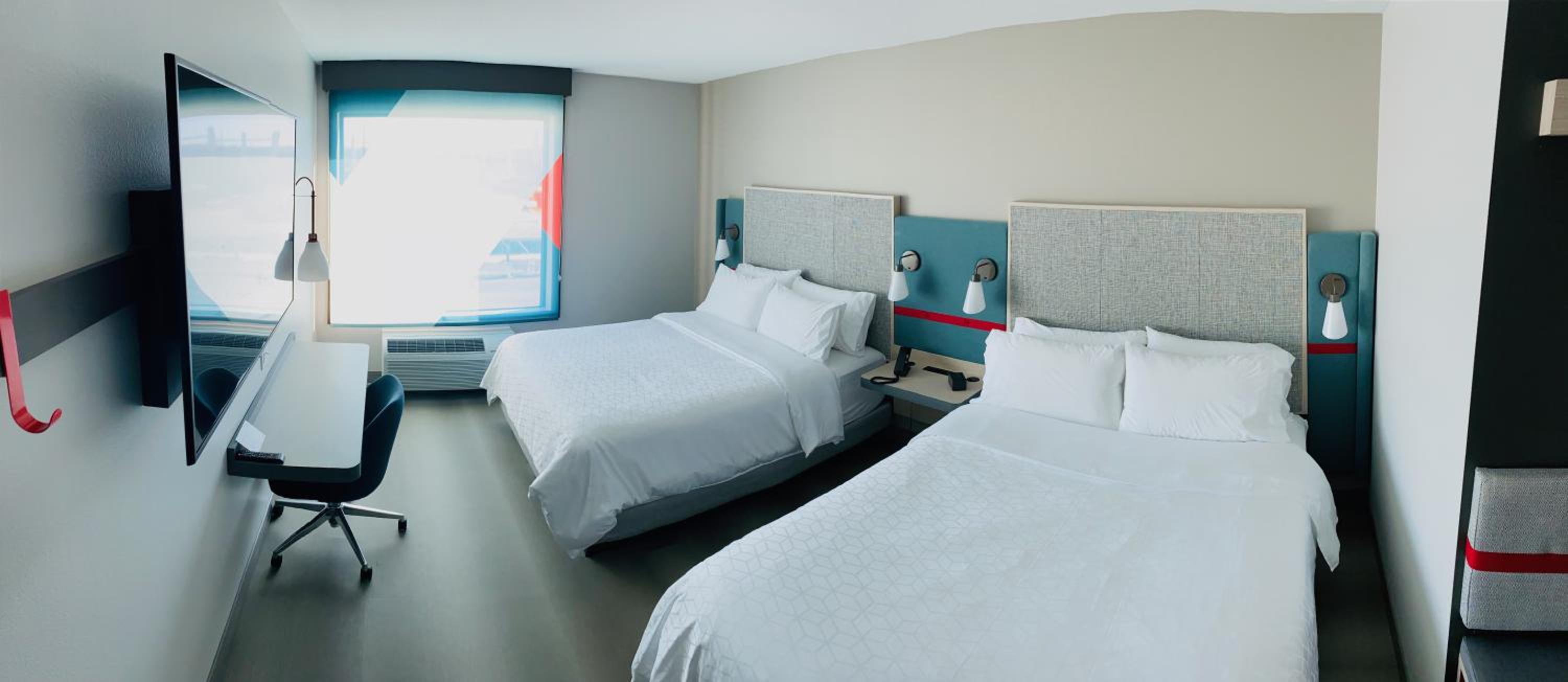 Standard Queen Room with Two Queen Beds - Photo 4