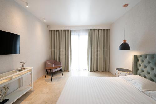 Double Room with Pool View photo 3