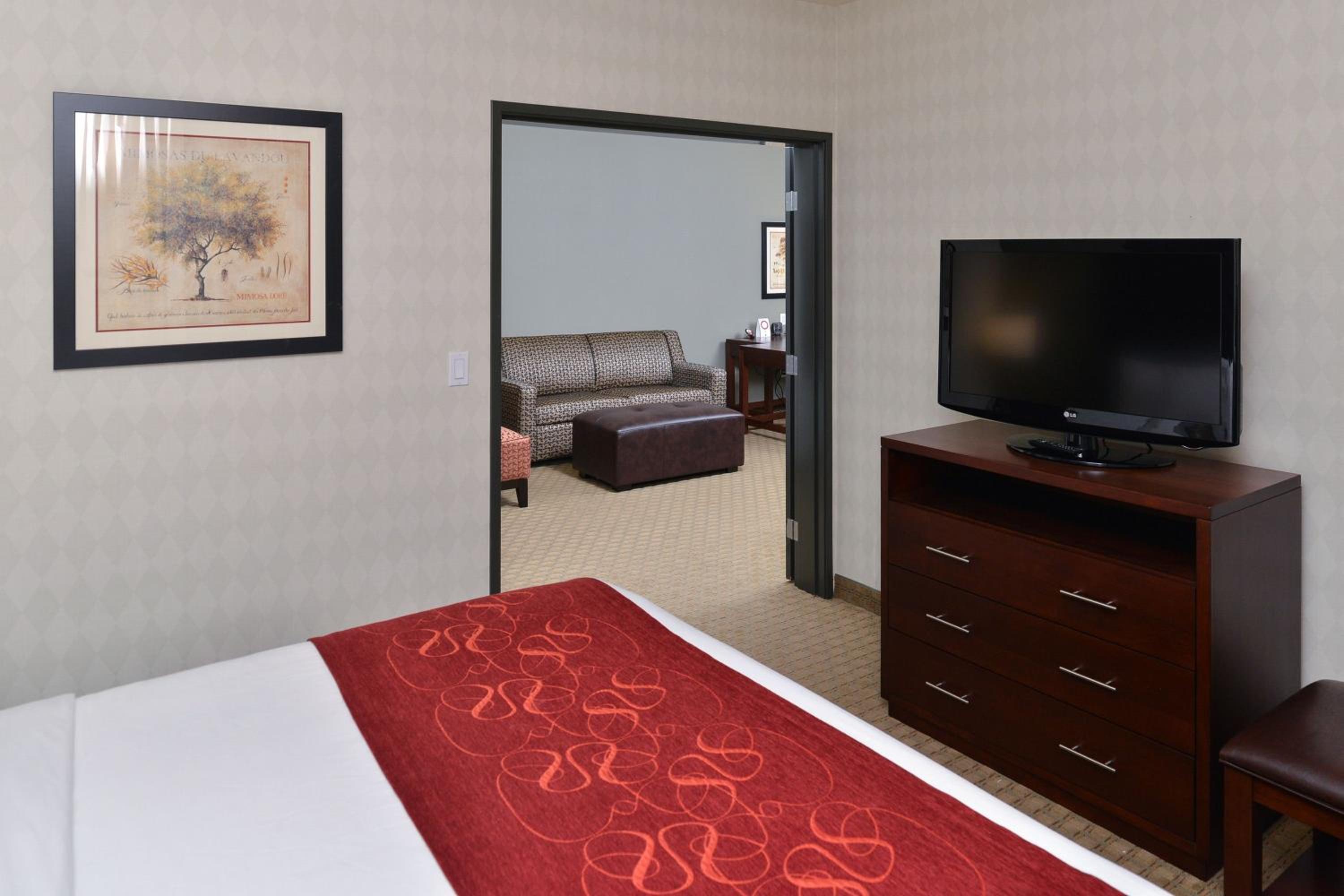 Suite with One King and Two Queen Beds - Non-Smoking - Photo 4