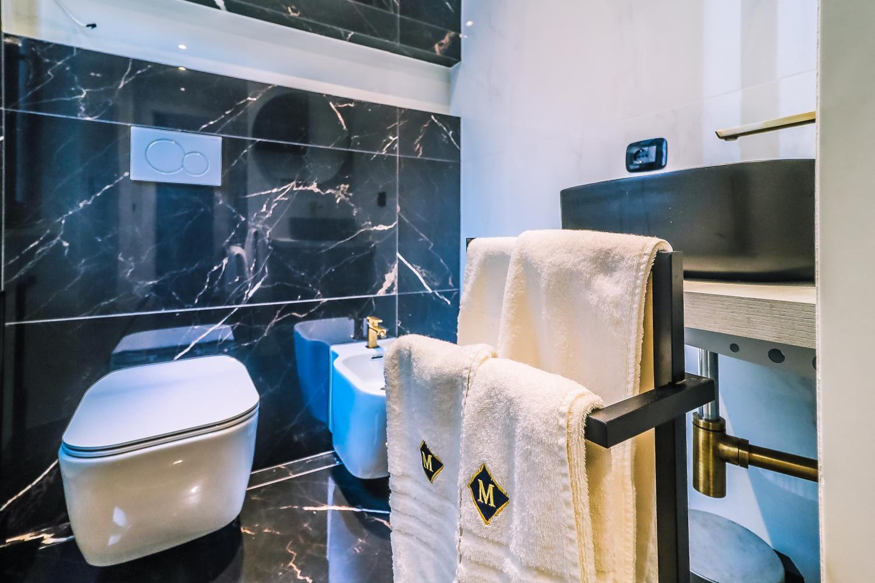 Deluxe King Room - Photo 18