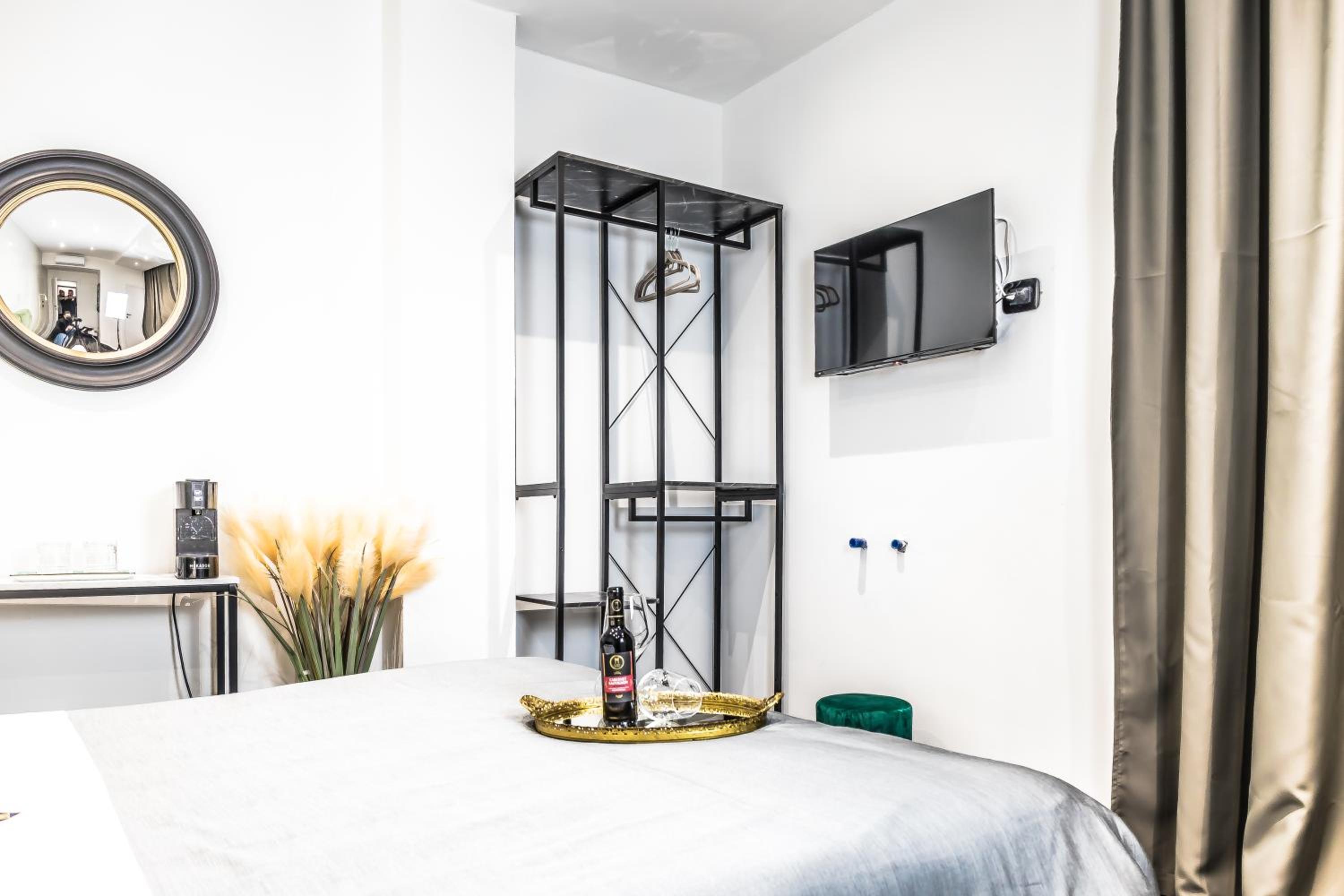 Deluxe King Room - Photo 17