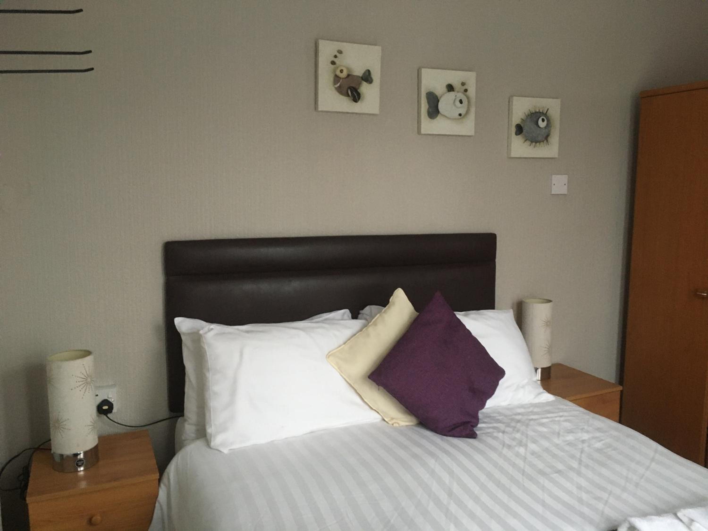 Budget Double Room - Ensuite - Photo 1