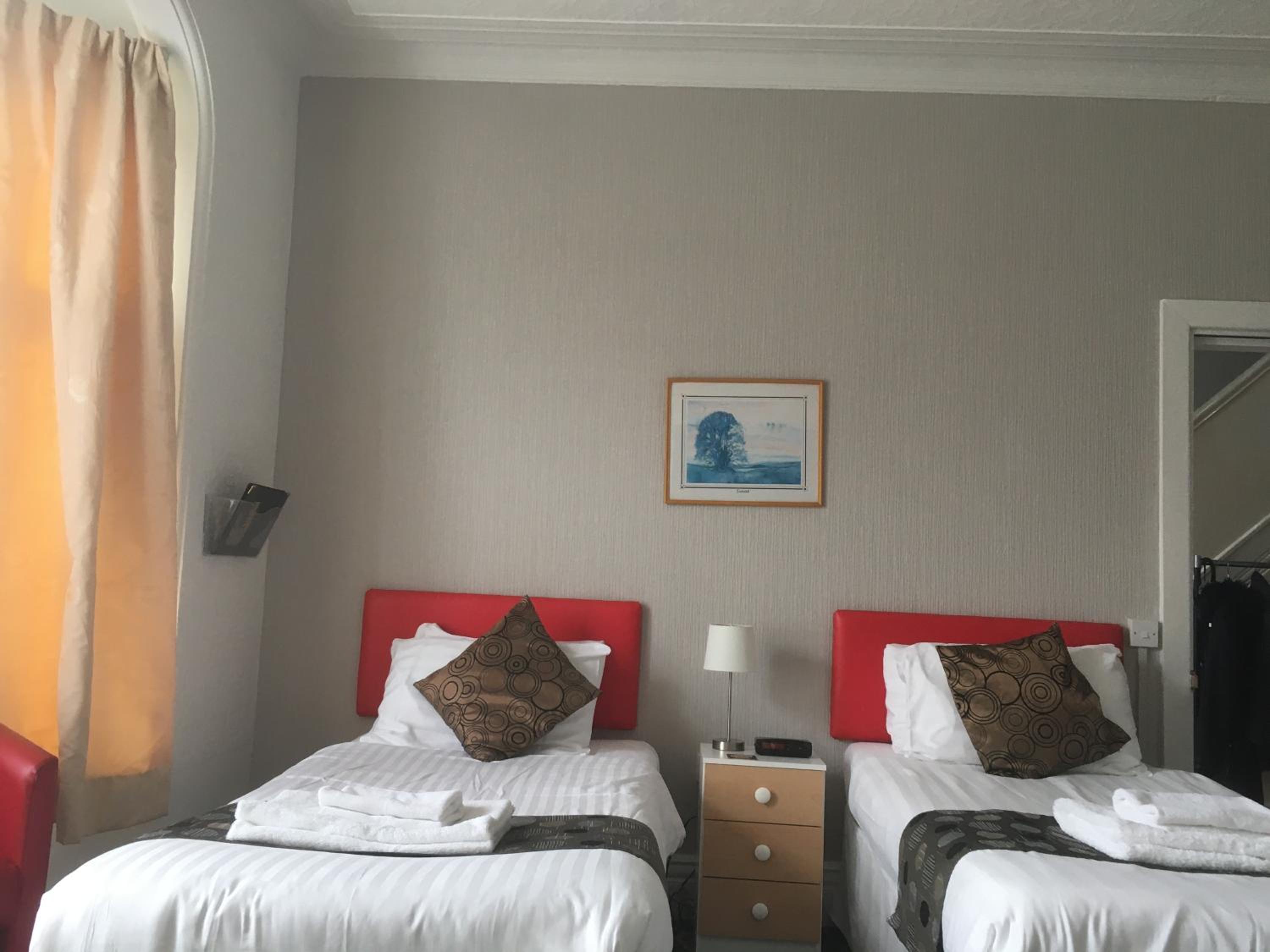 Twin Room - Wheelchair Access with Wet Room - Photo 1