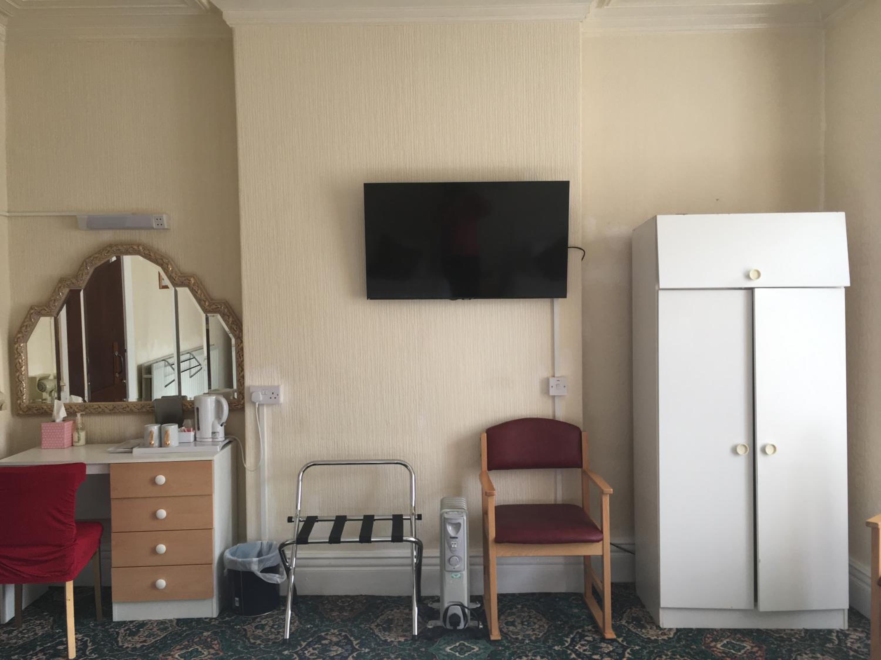 Twin Room - Wheelchair Access with Wet Room - Photo 3