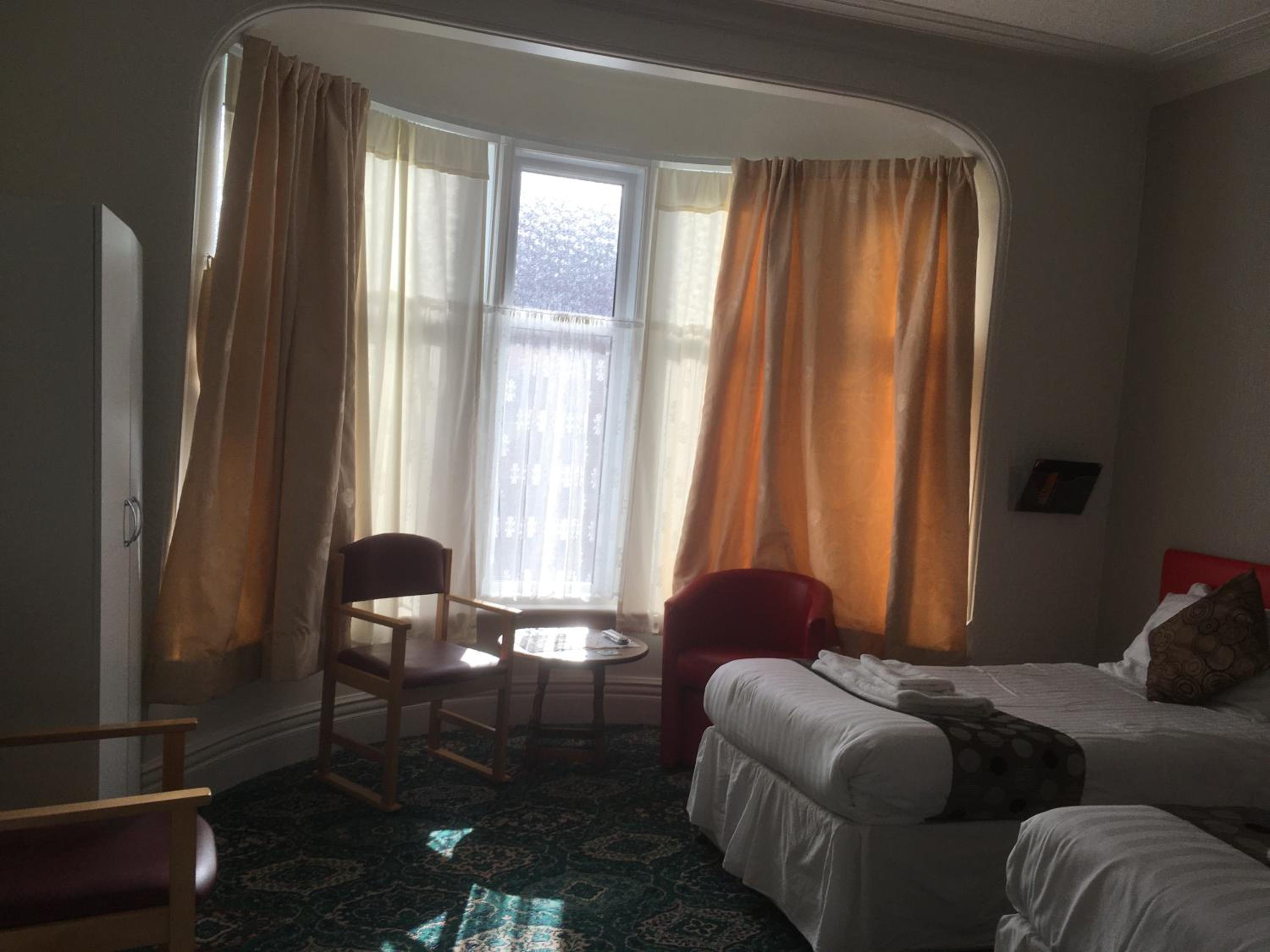 Twin Room - Wheelchair Access with Wet Room - Photo 2