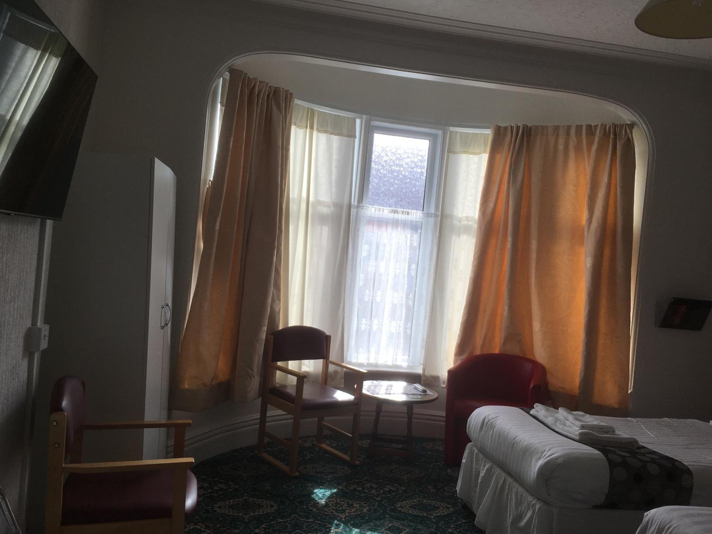 Twin Room - Wheelchair Access with Wet Room - Photo 4