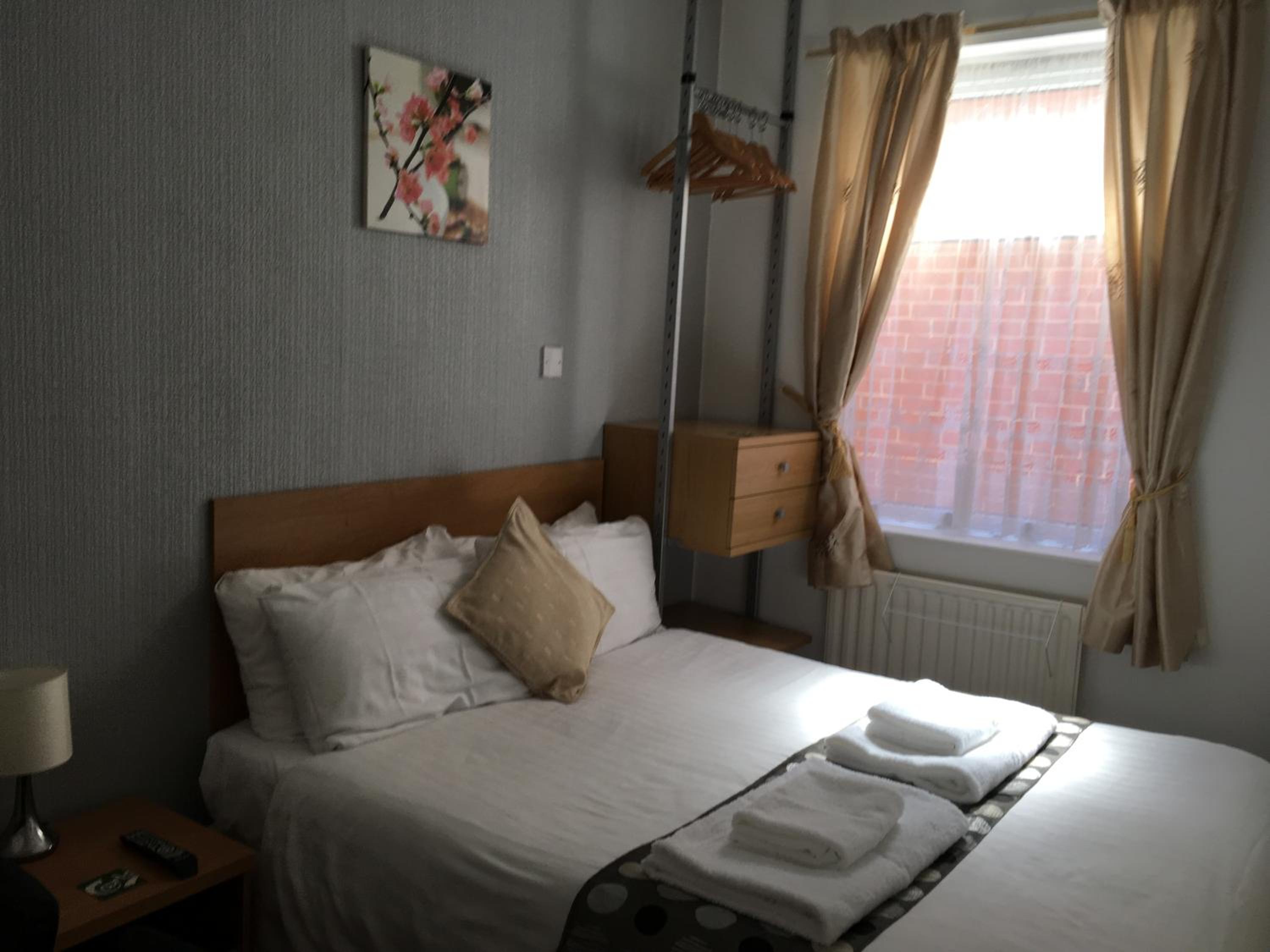 Budget Double Room - Ensuite - Photo 5