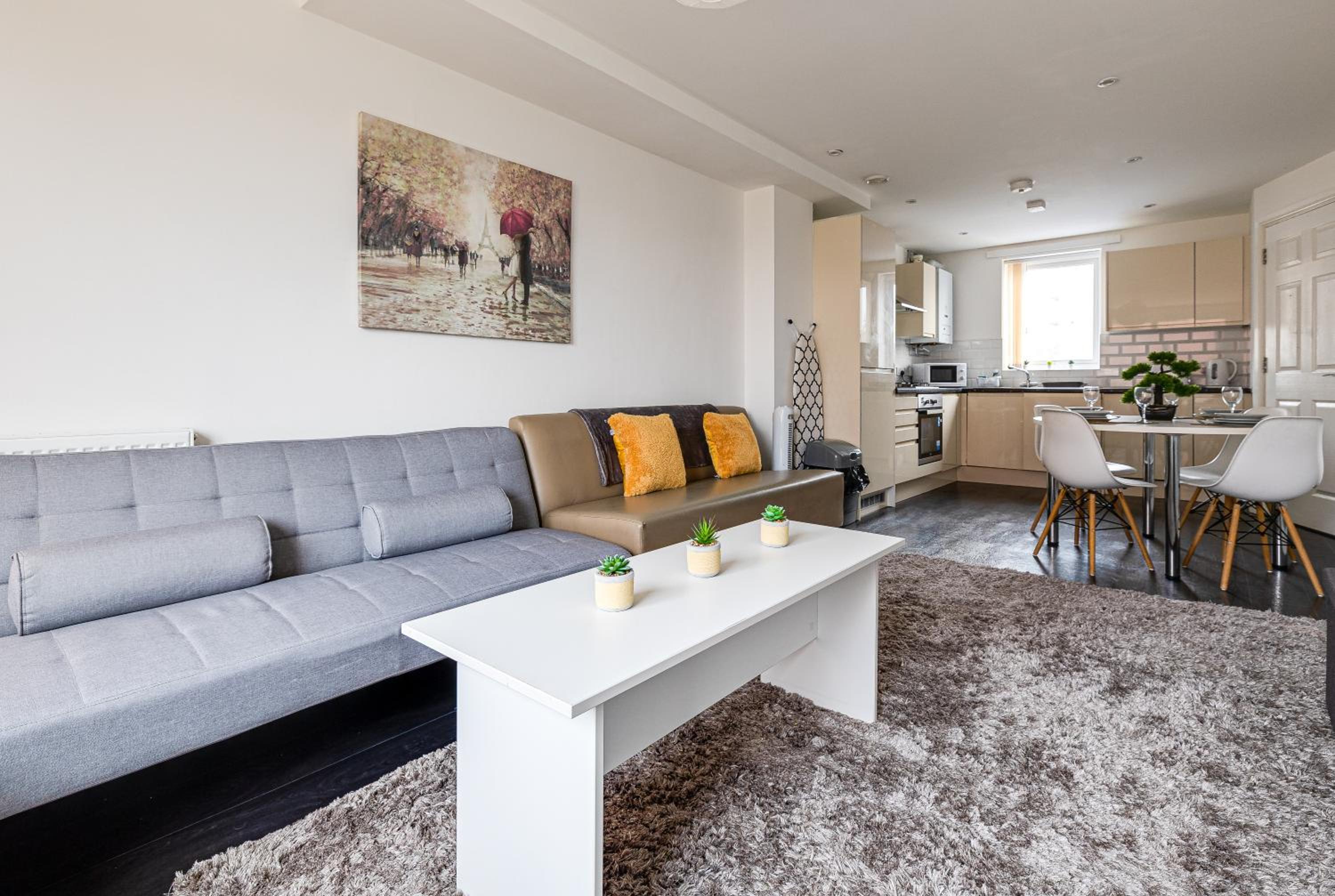 Four-Bedroom House - Photo 3