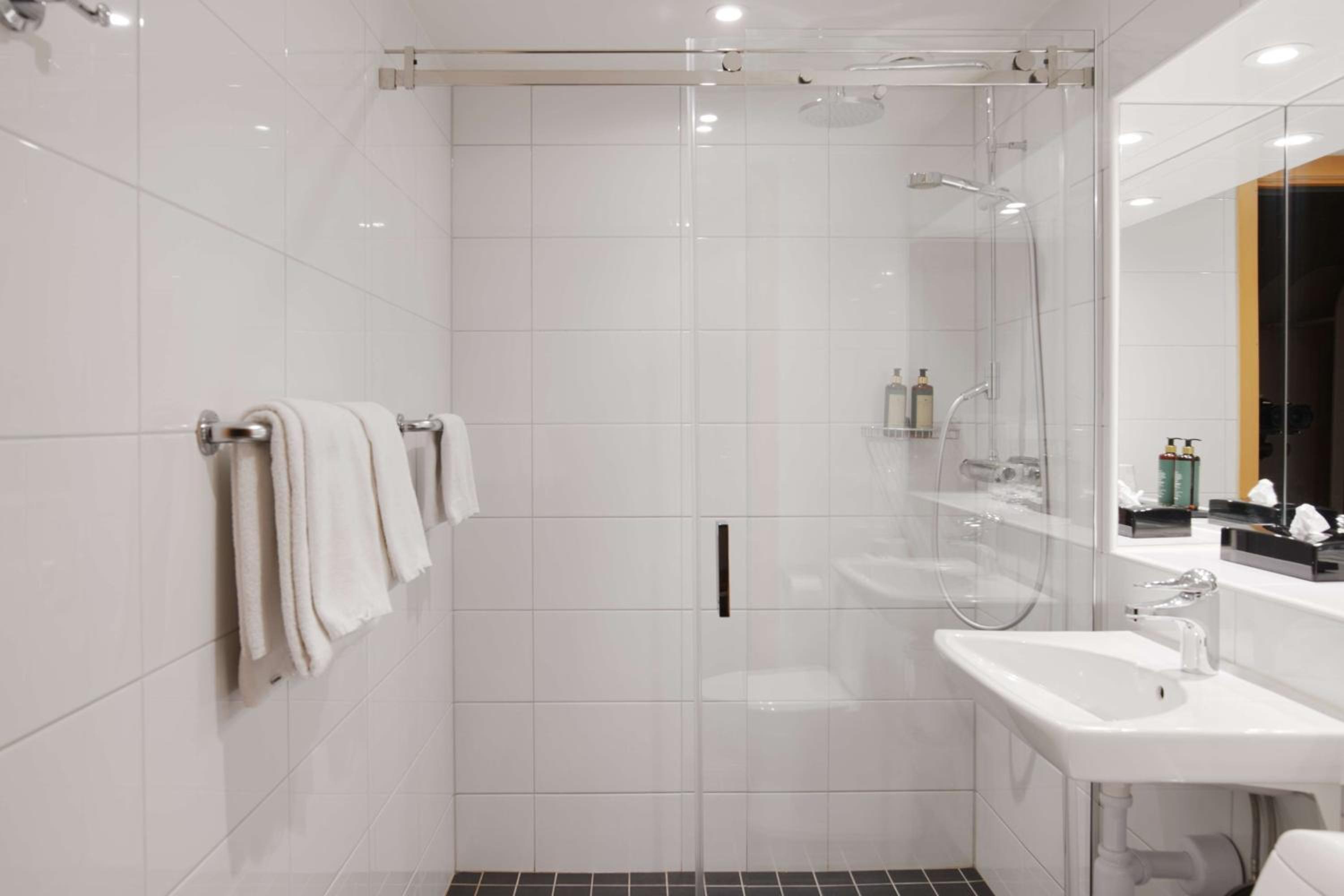 Standard Twin Room - Photo 4