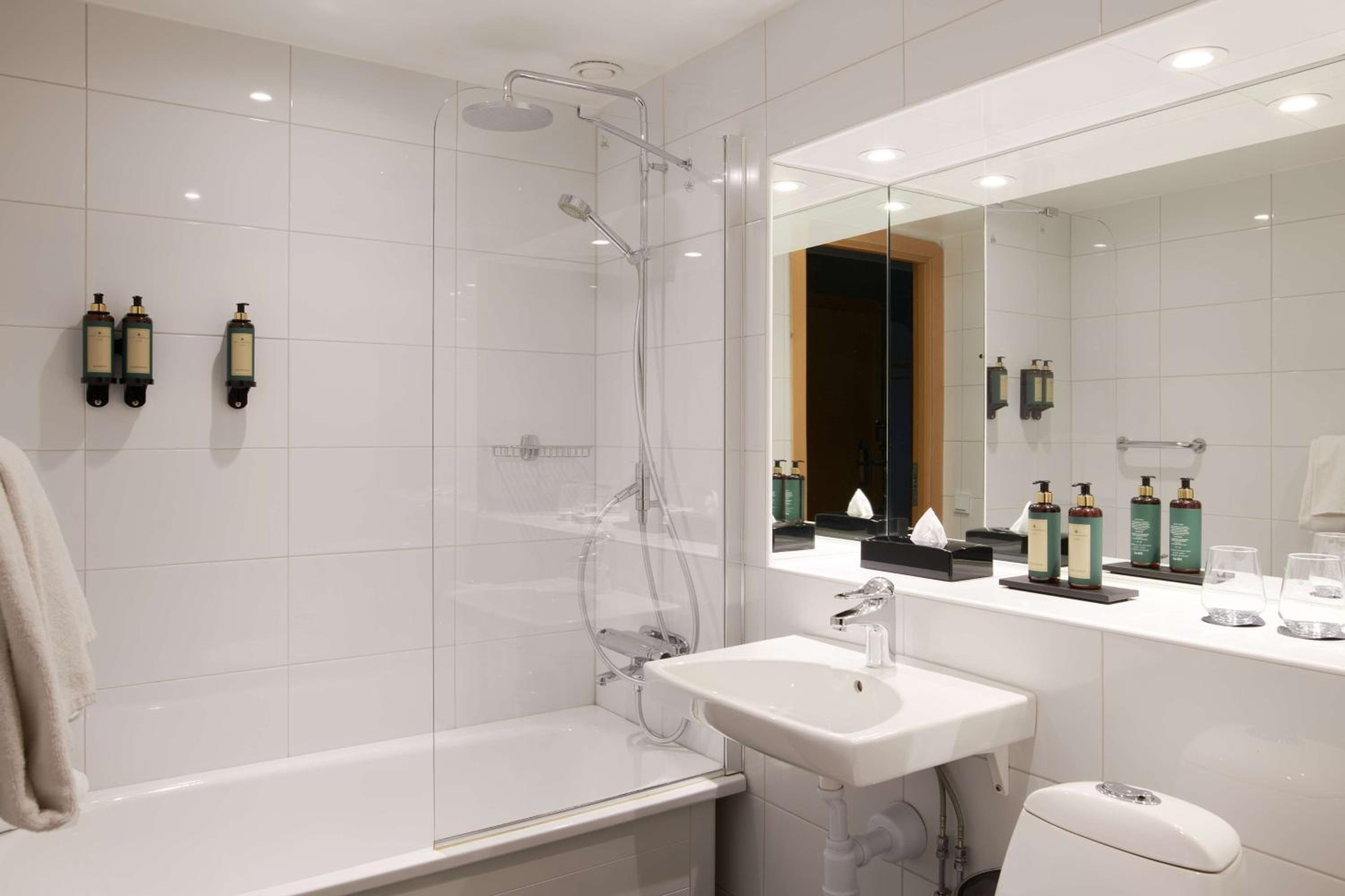 Standard Twin Room - Photo 15