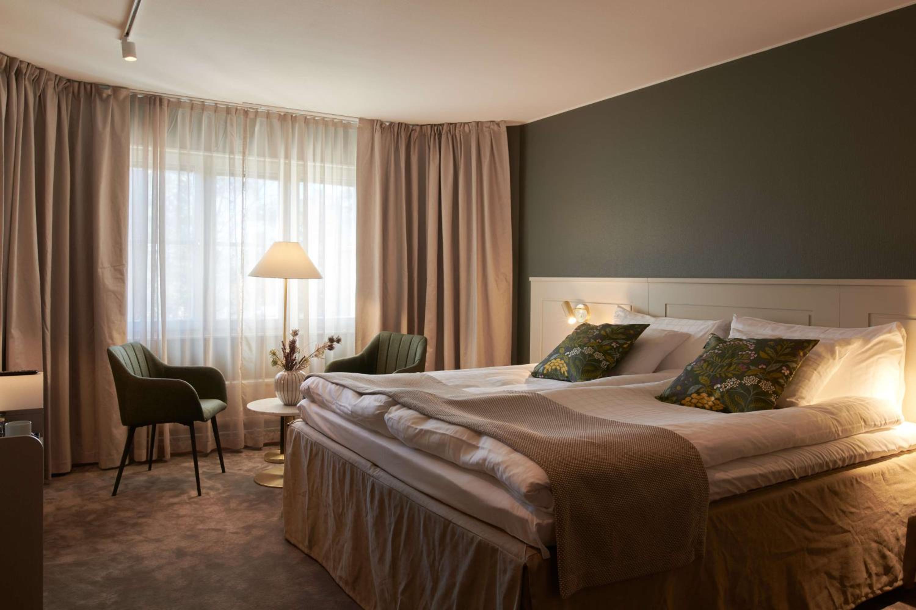 Standard King Room - Photo 9