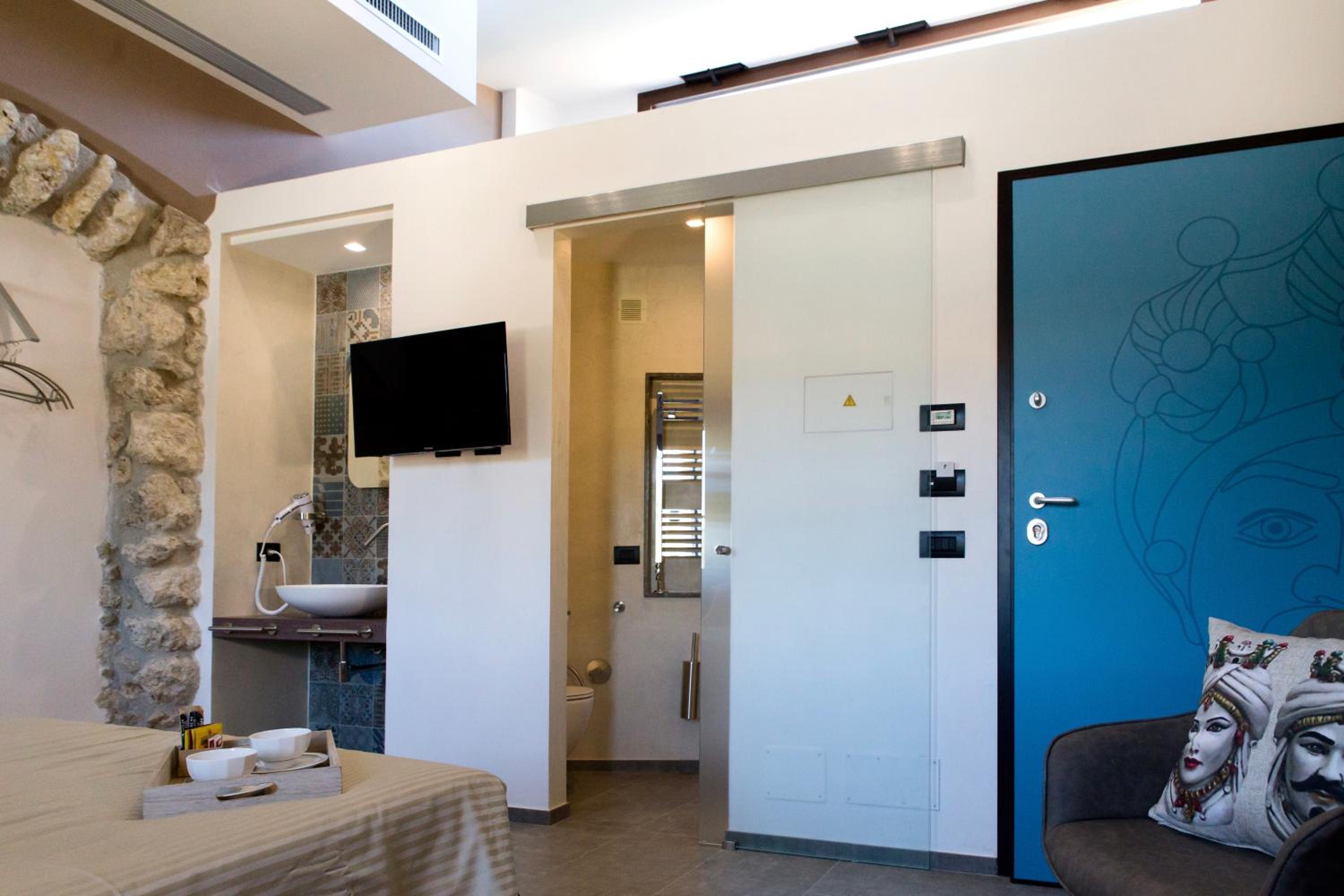 Deluxe Double Room - Photo 14