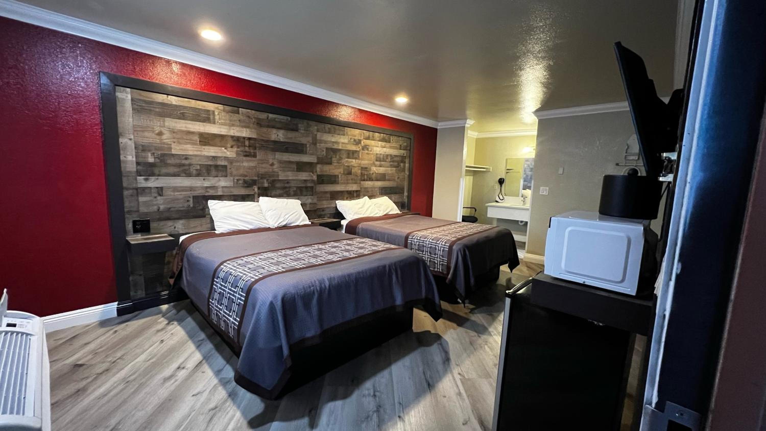 Deluxe Queen Room with Two Queen Beds photo 1