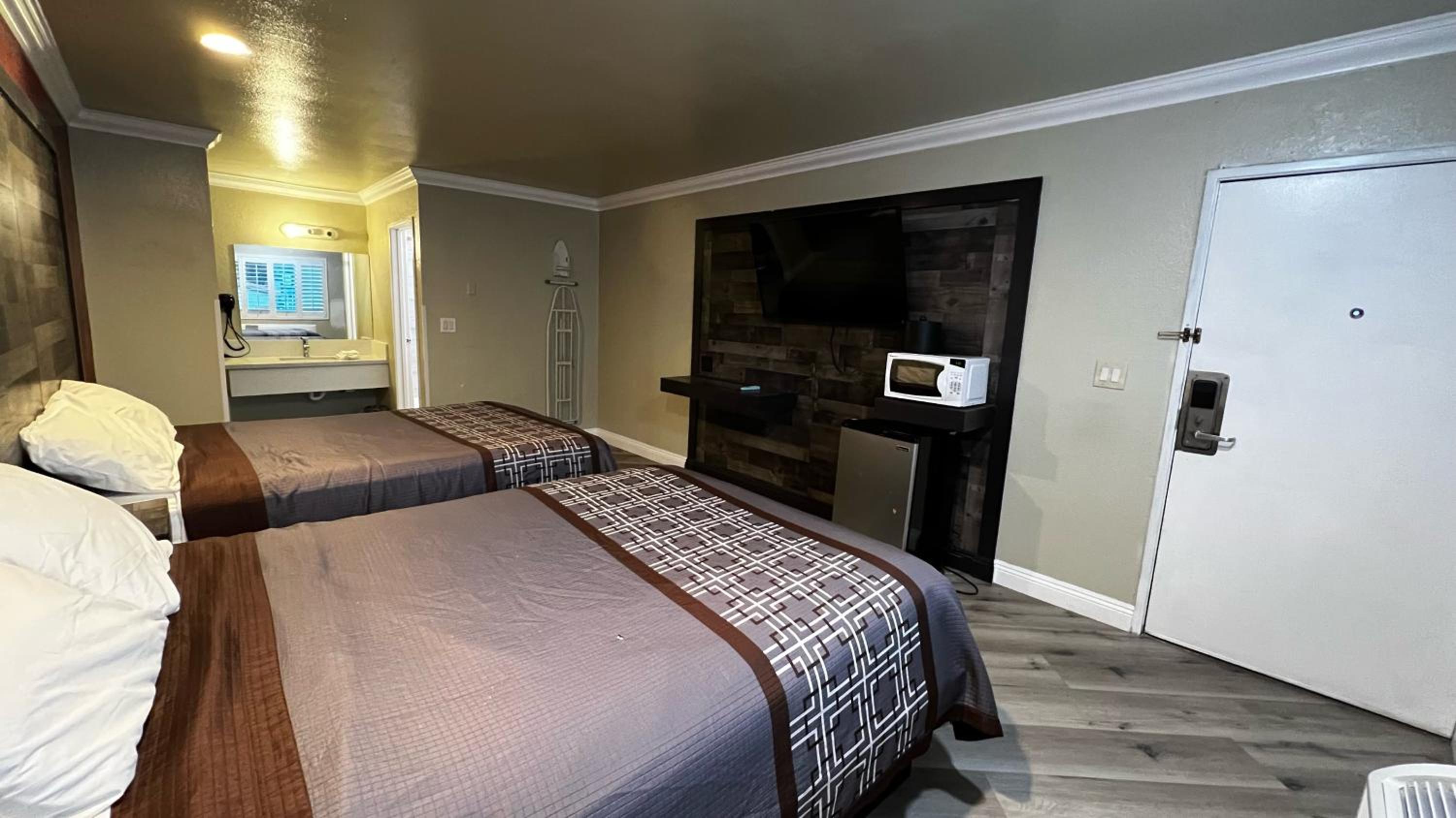Deluxe Queen Room with Two Queen Beds photo 2