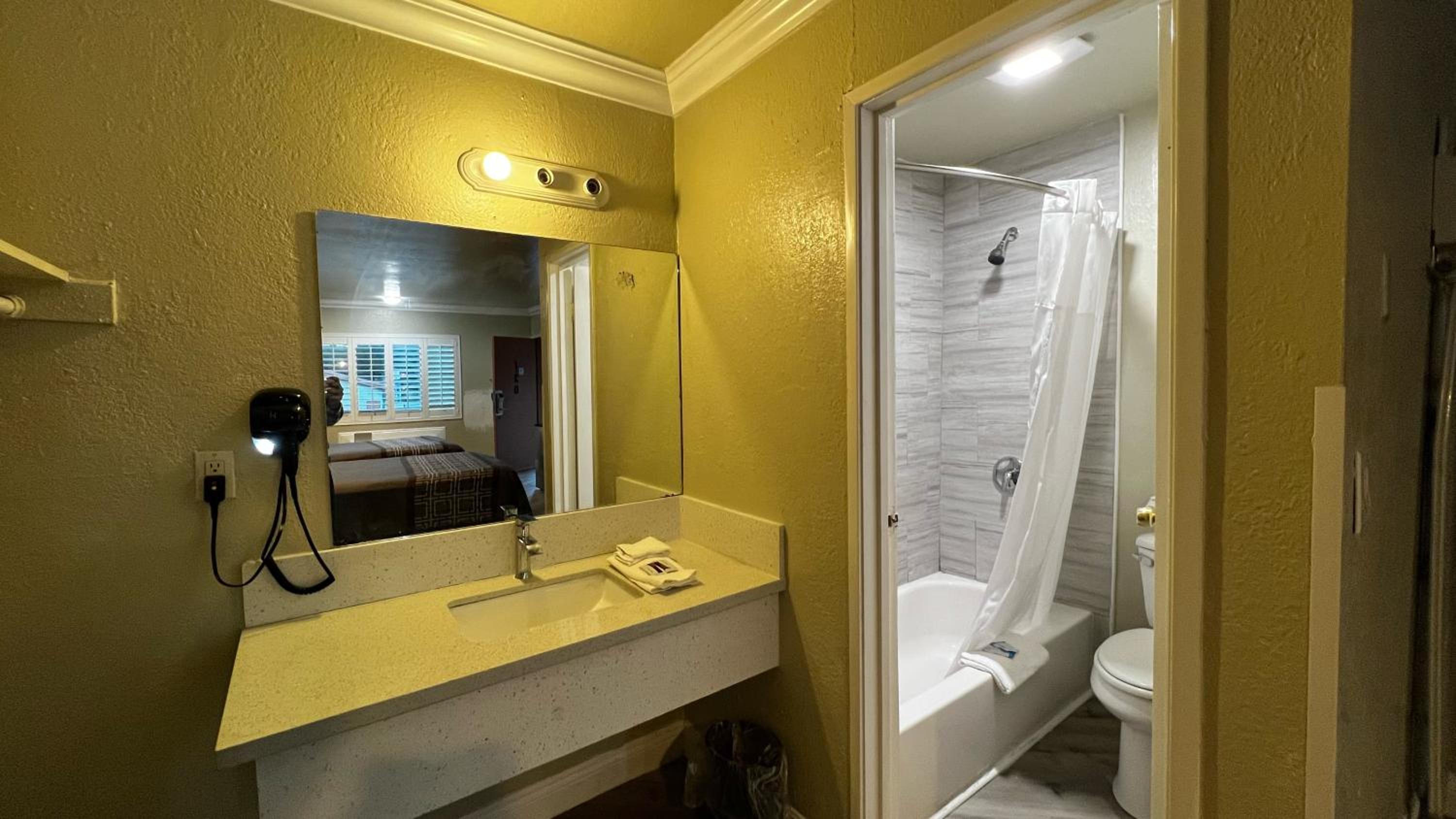 Deluxe Queen Room with Two Queen Beds photo 3