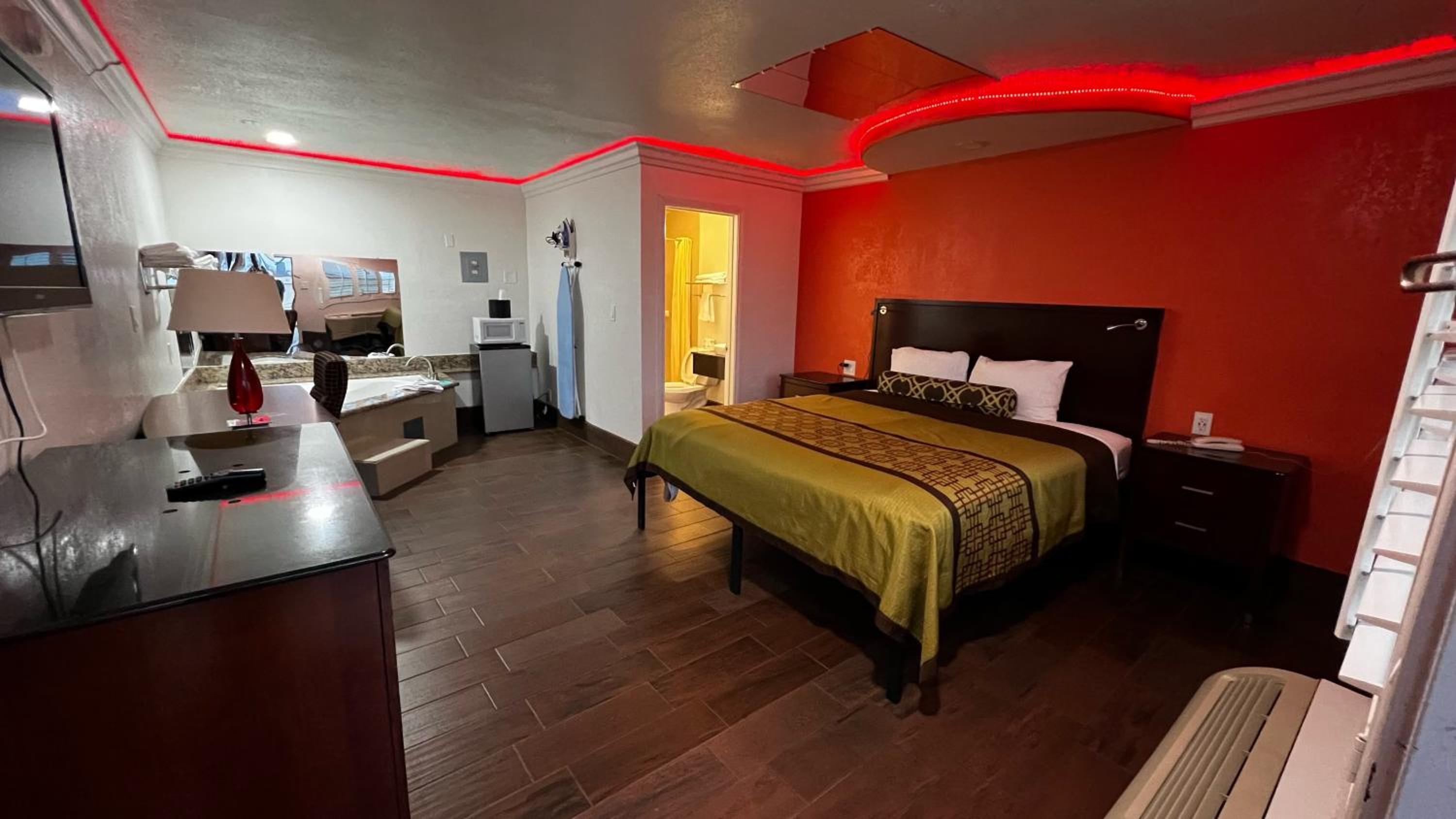 Suite with Hot Tub photo 1