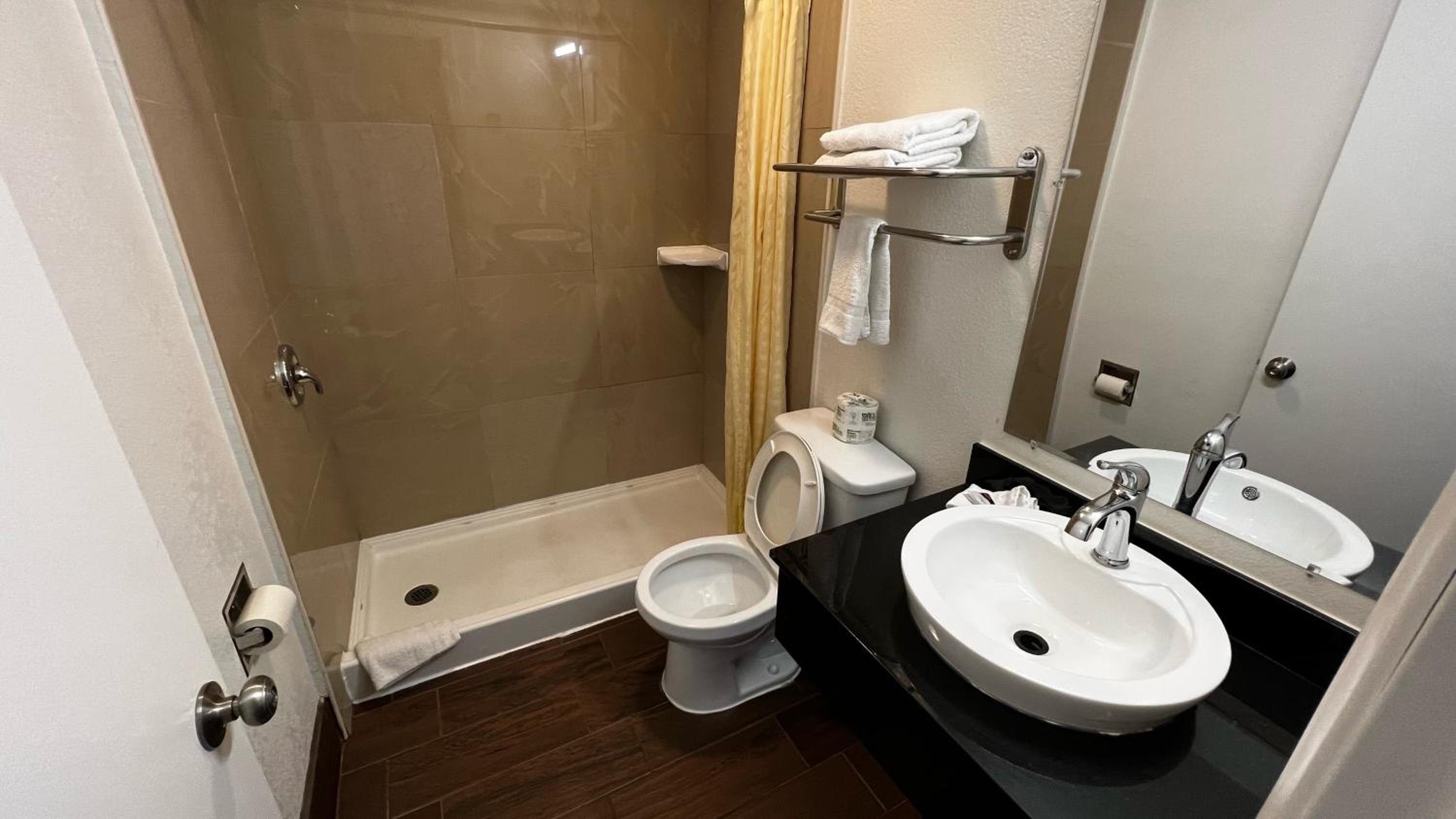 Suite with Hot Tub photo 3