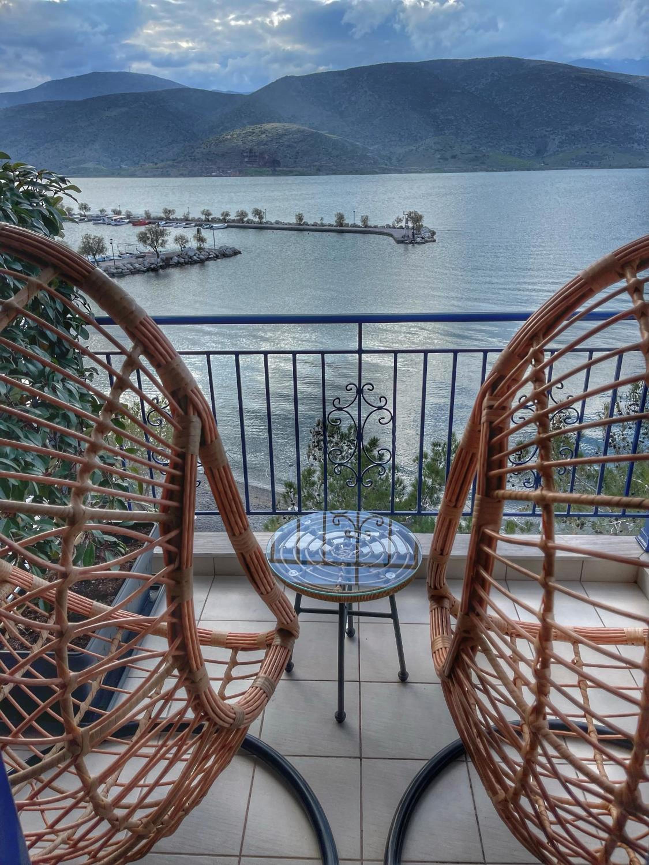 Deluxe Suite with Sea View - Photo 8