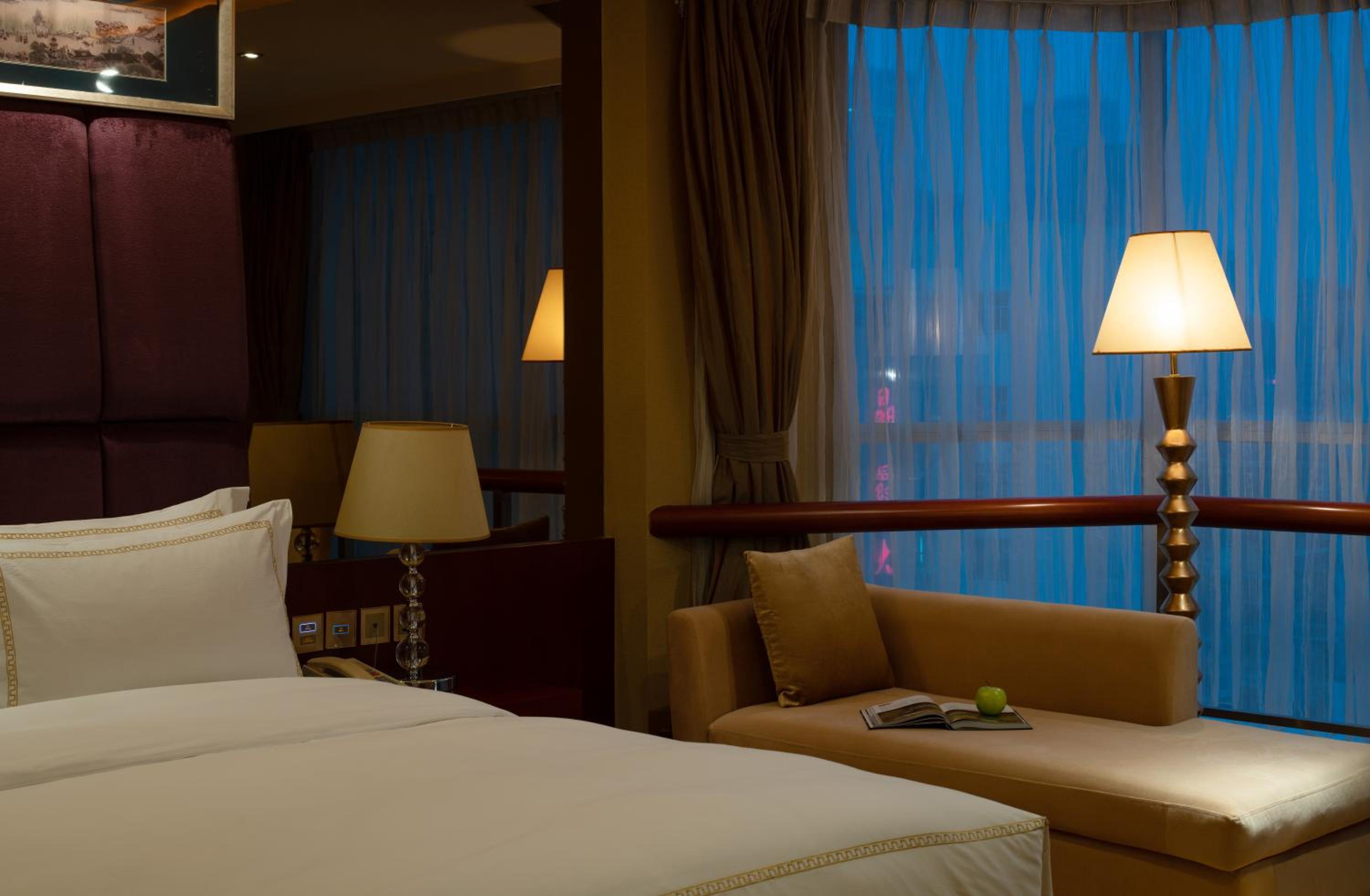 Executive Suite - Photo 4