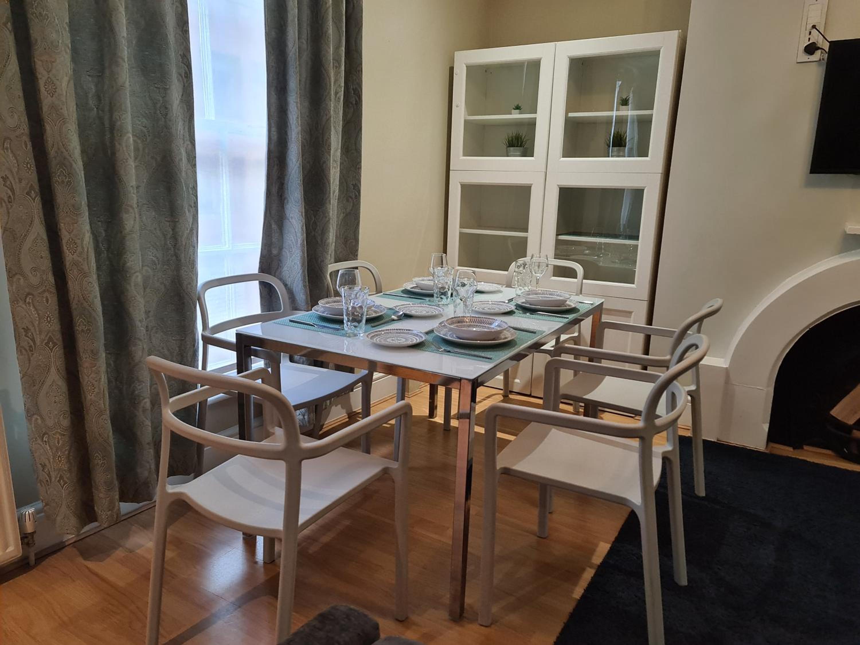 Three-Bedroom Apartment - Photo 4