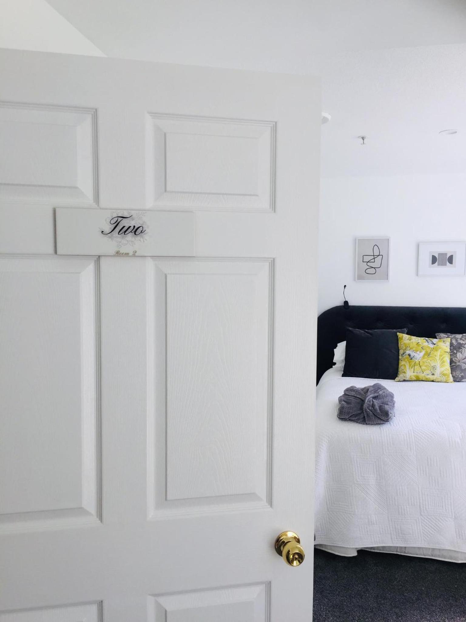 Standard Queen Room - Photo 13