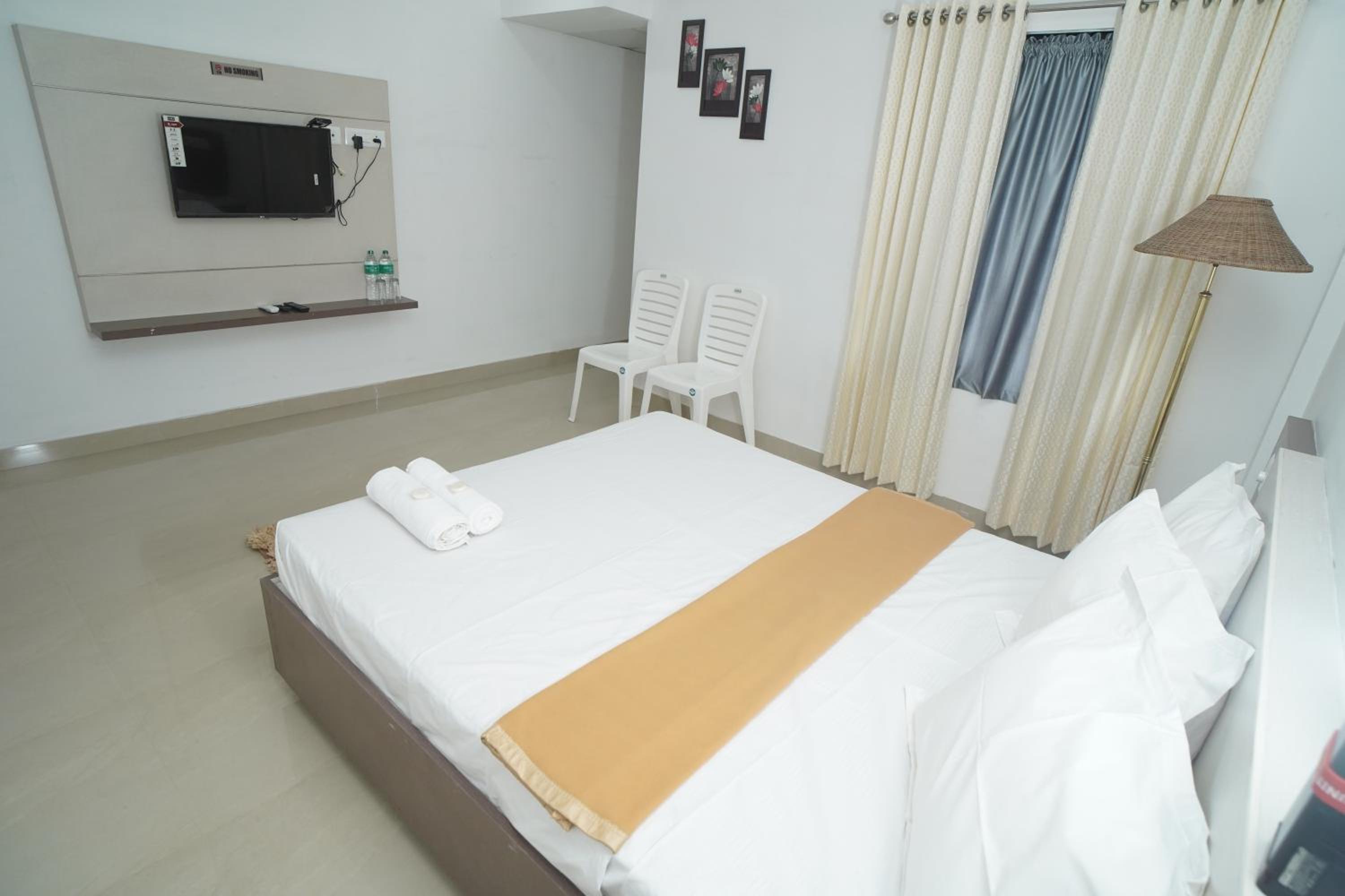 Standard Double Room with Fan - Photo 2