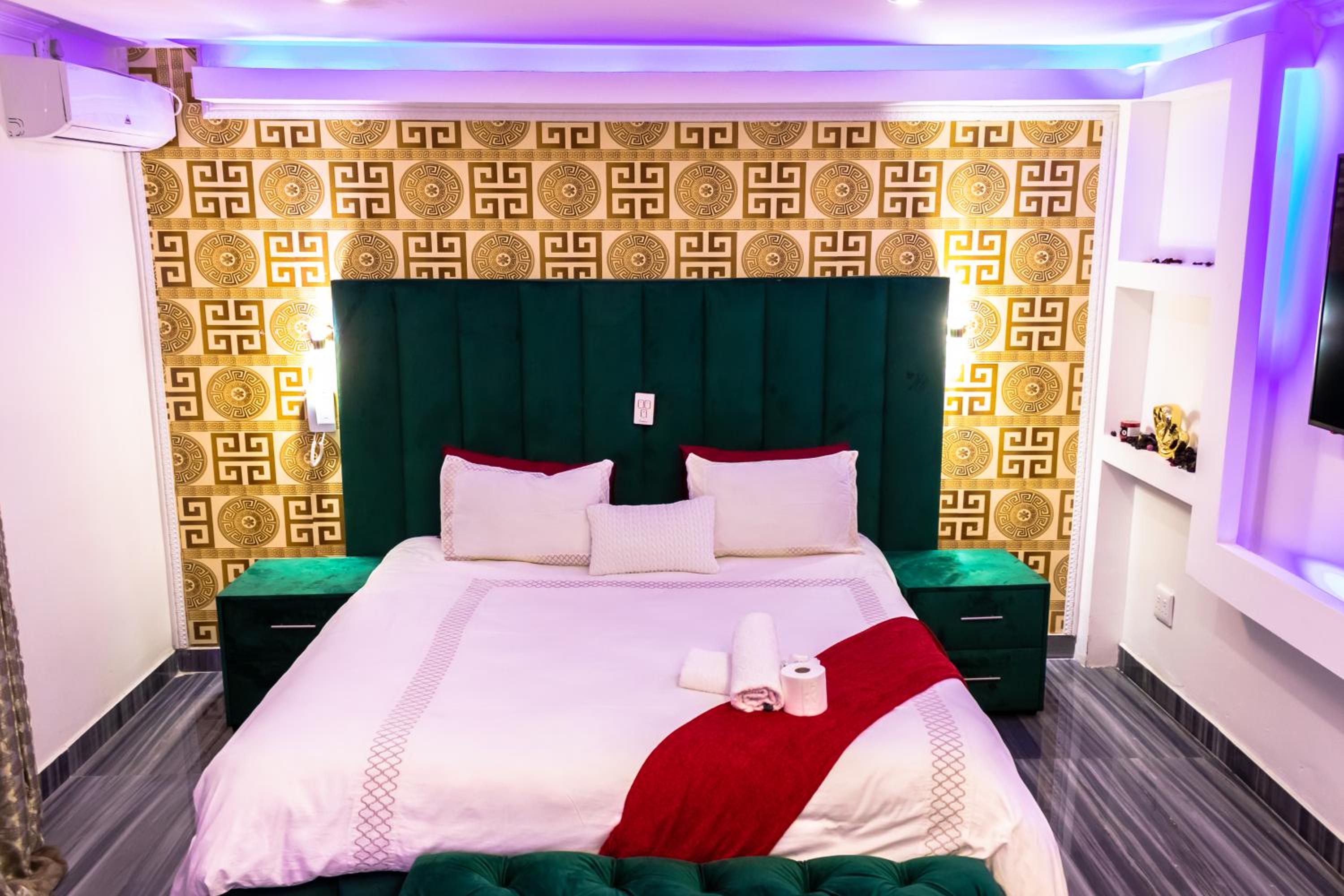 Deluxe Queen Suite