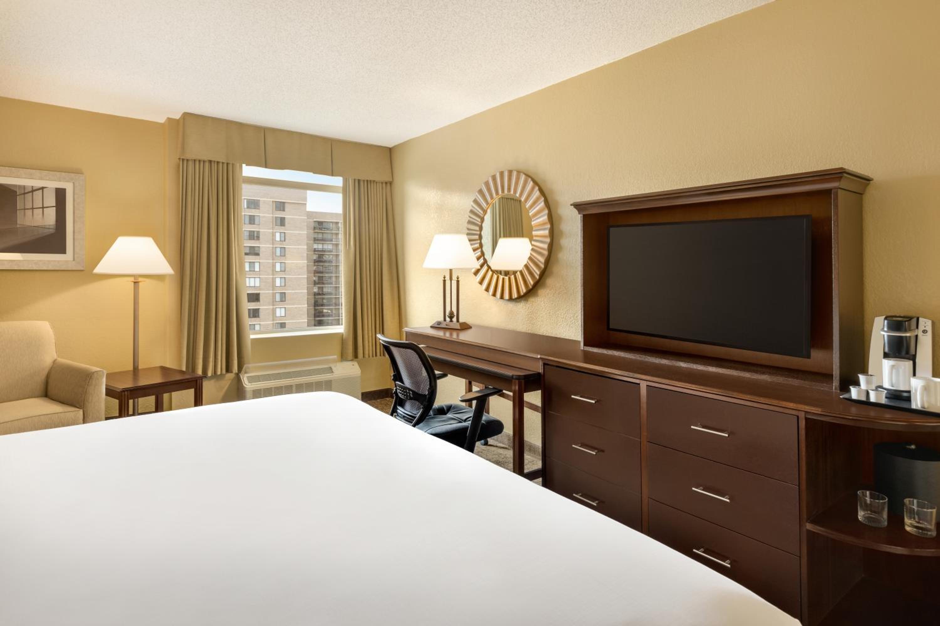 Premium King Room - Photo 6