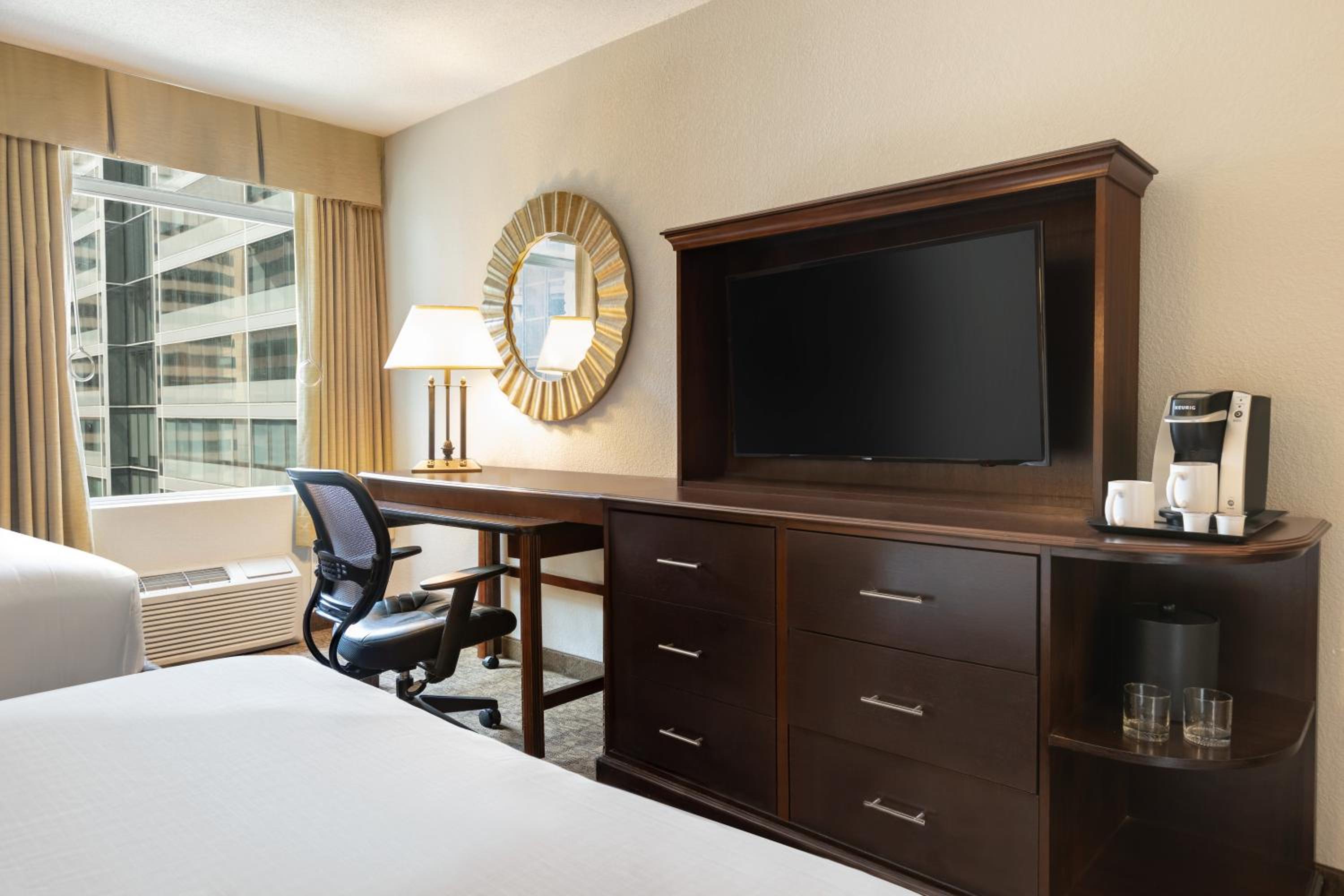 Twin Room - Mobility Access/Hearing Accessible - Photo 2