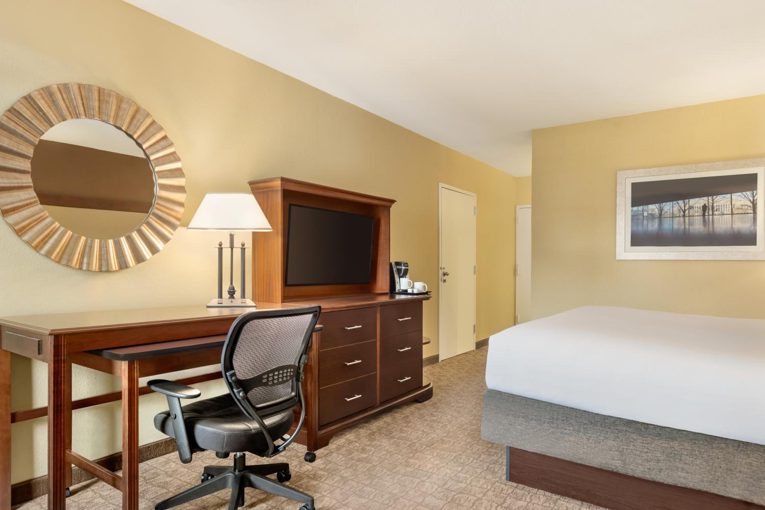 Premium King Room - Photo 3