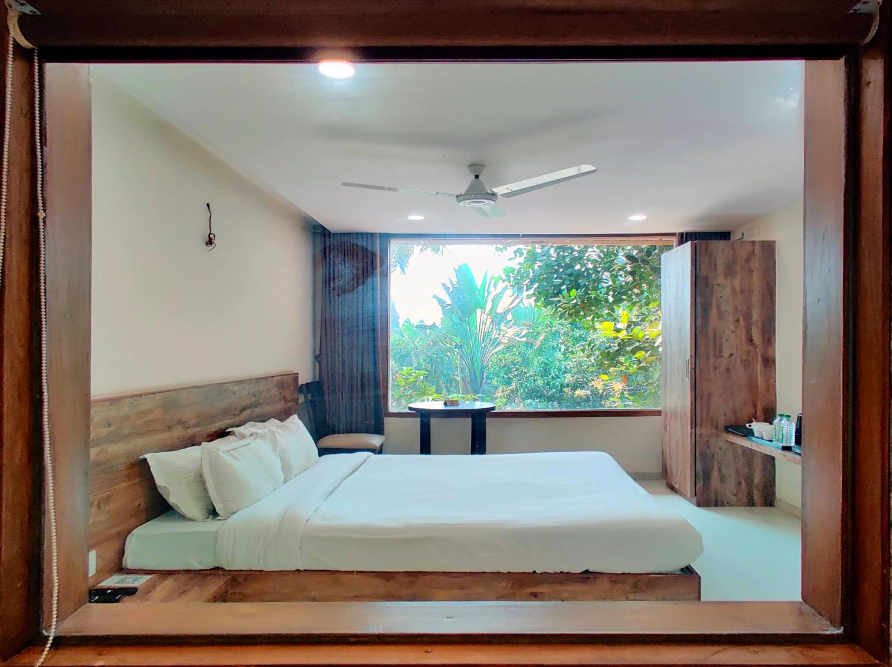 Queen Room with Pool View - Photo 9