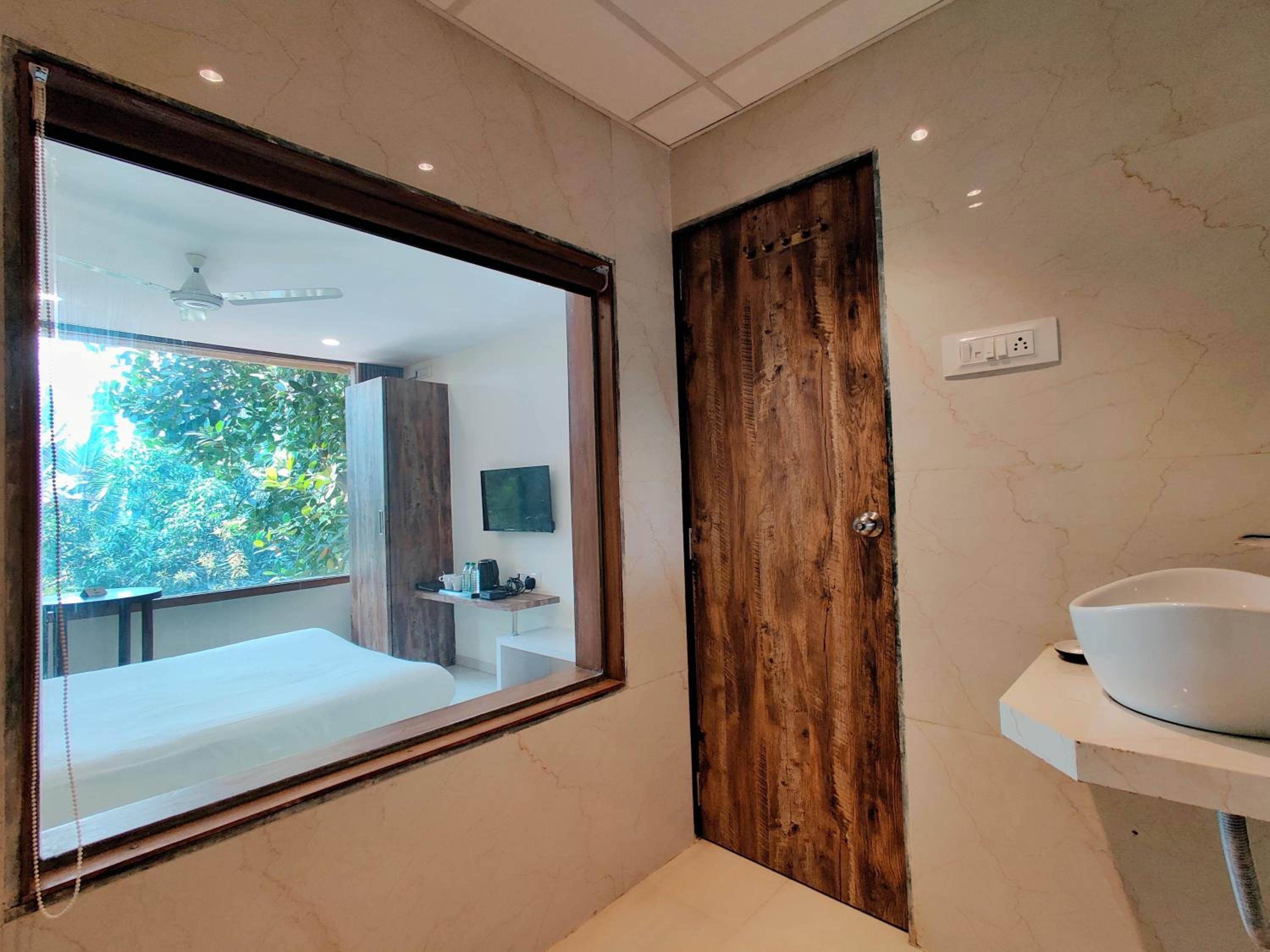Queen Room with Pool View - Photo 11
