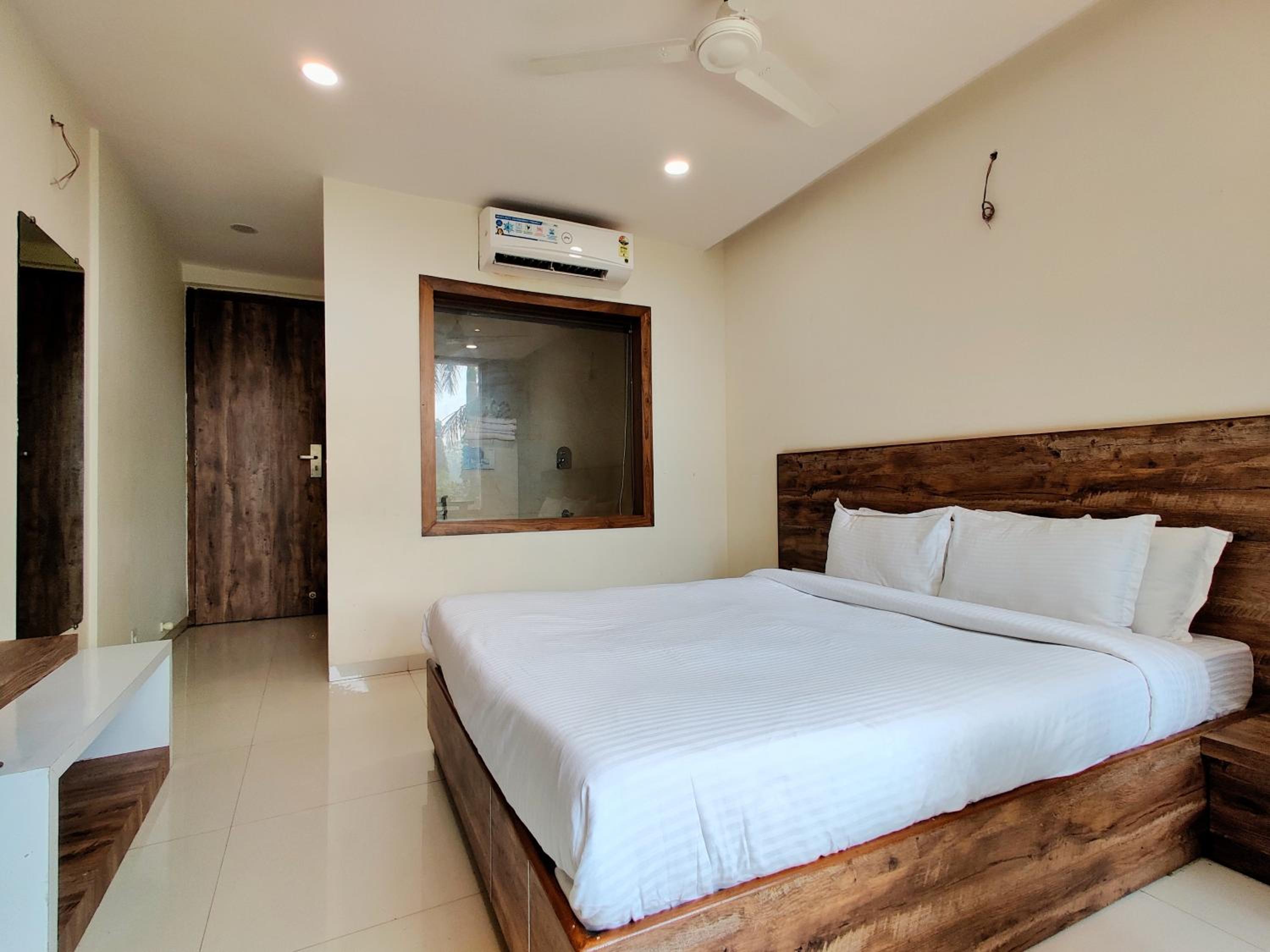 Queen Room with Pool View - Photo 8