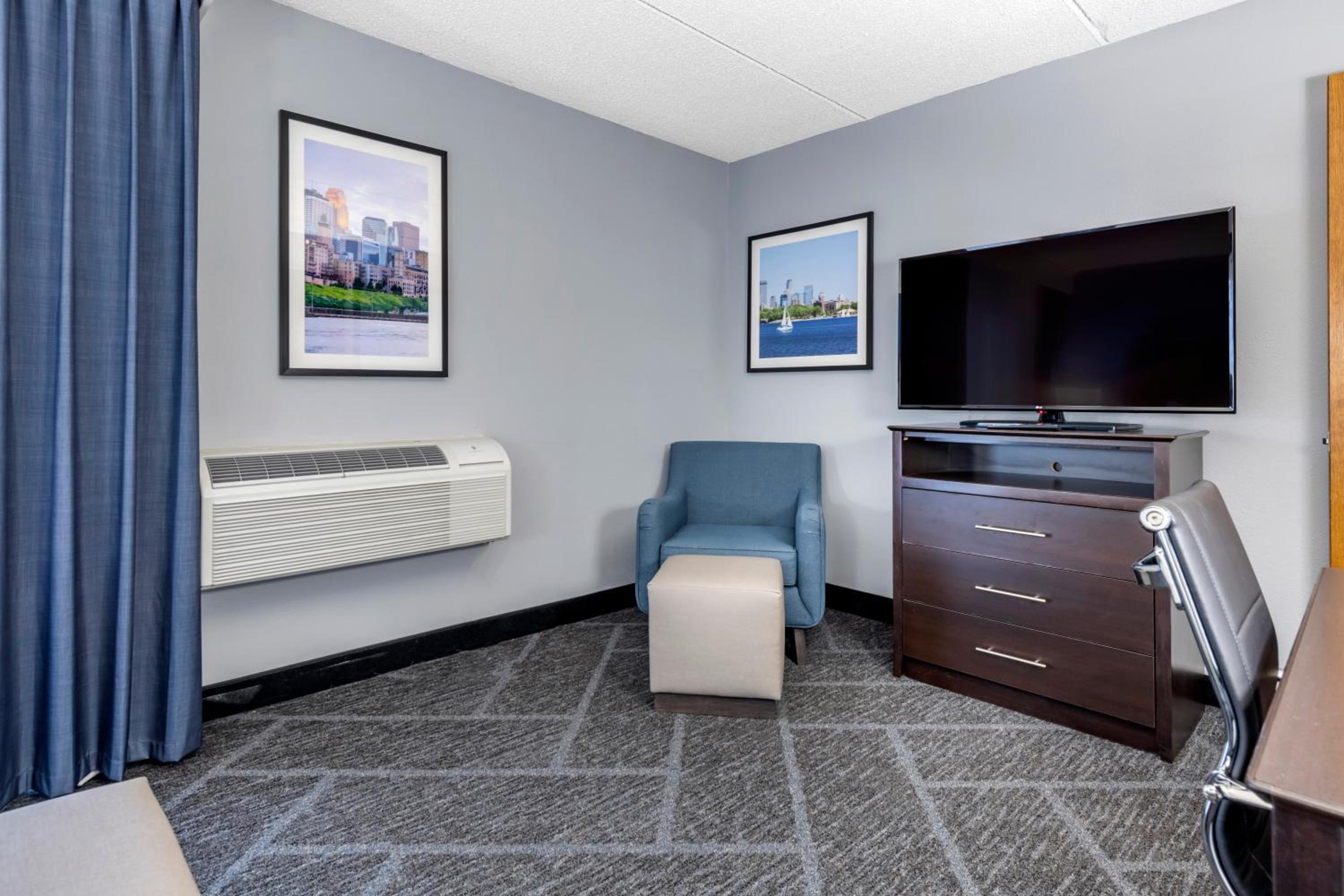 King Suite with Sofa Bed - Non-Smoking photo 3