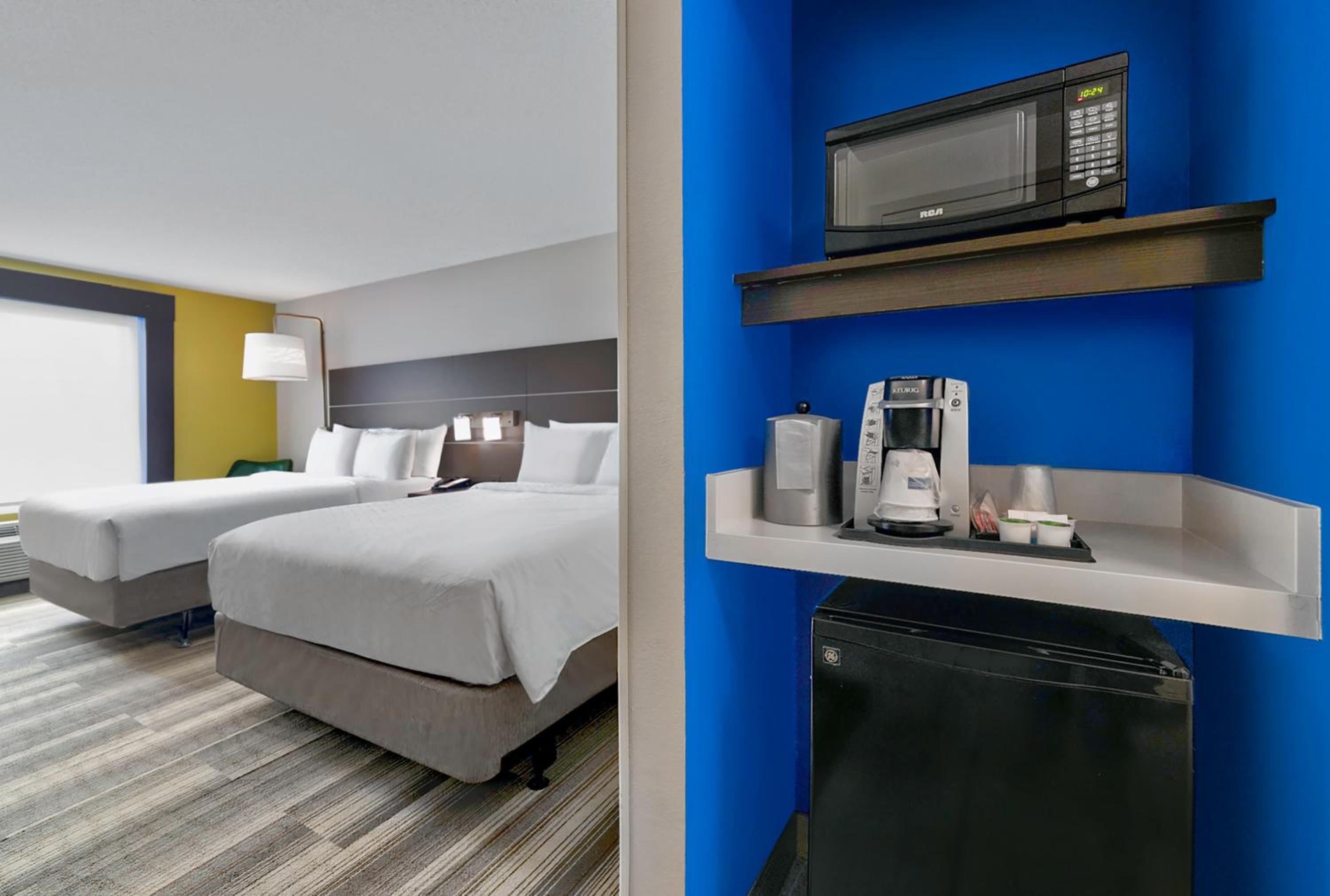 Standard Queen Room with Two Queen Beds - Photo 2
