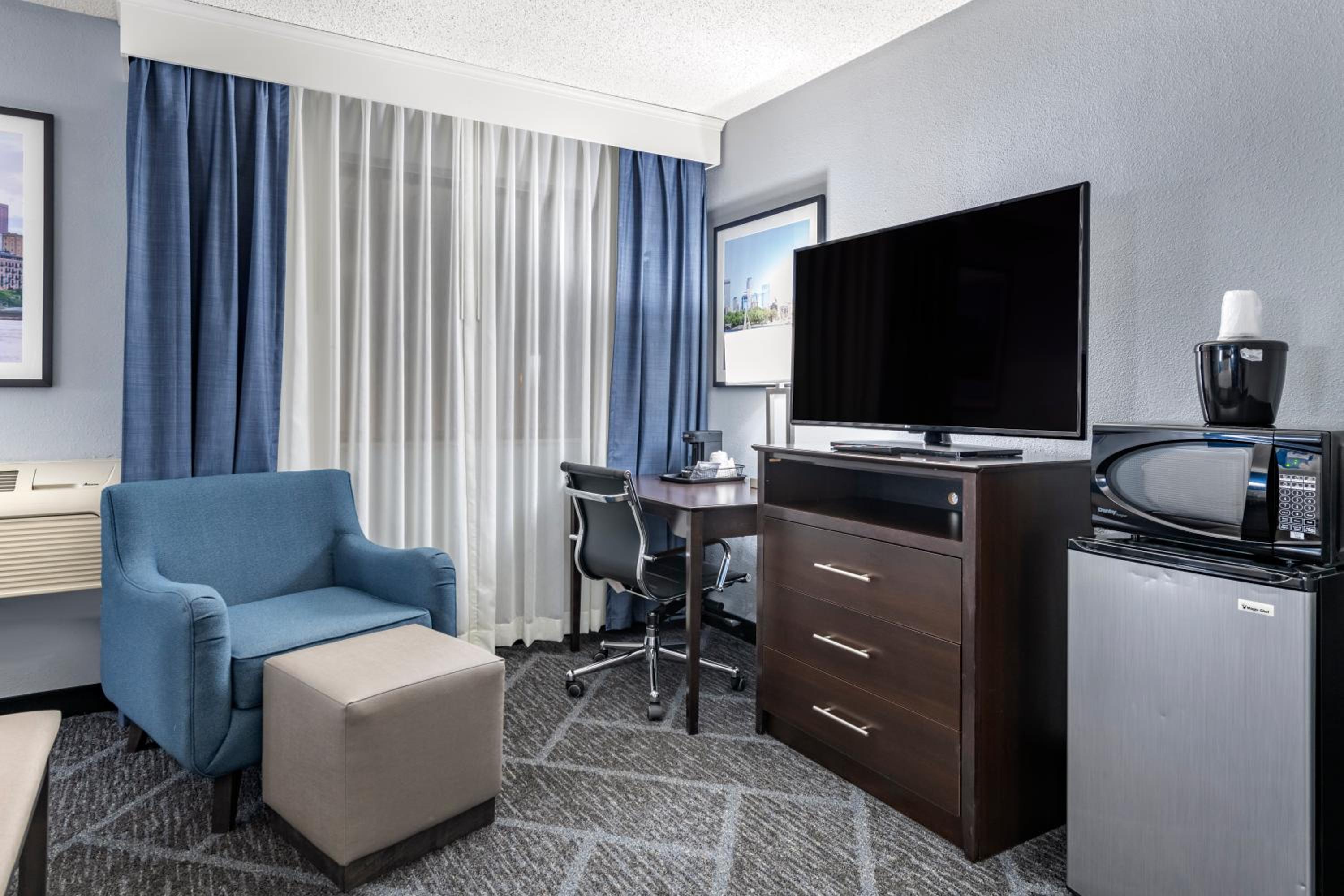 King Room with Sofa Bed and Walk-In Shower - Photo 4