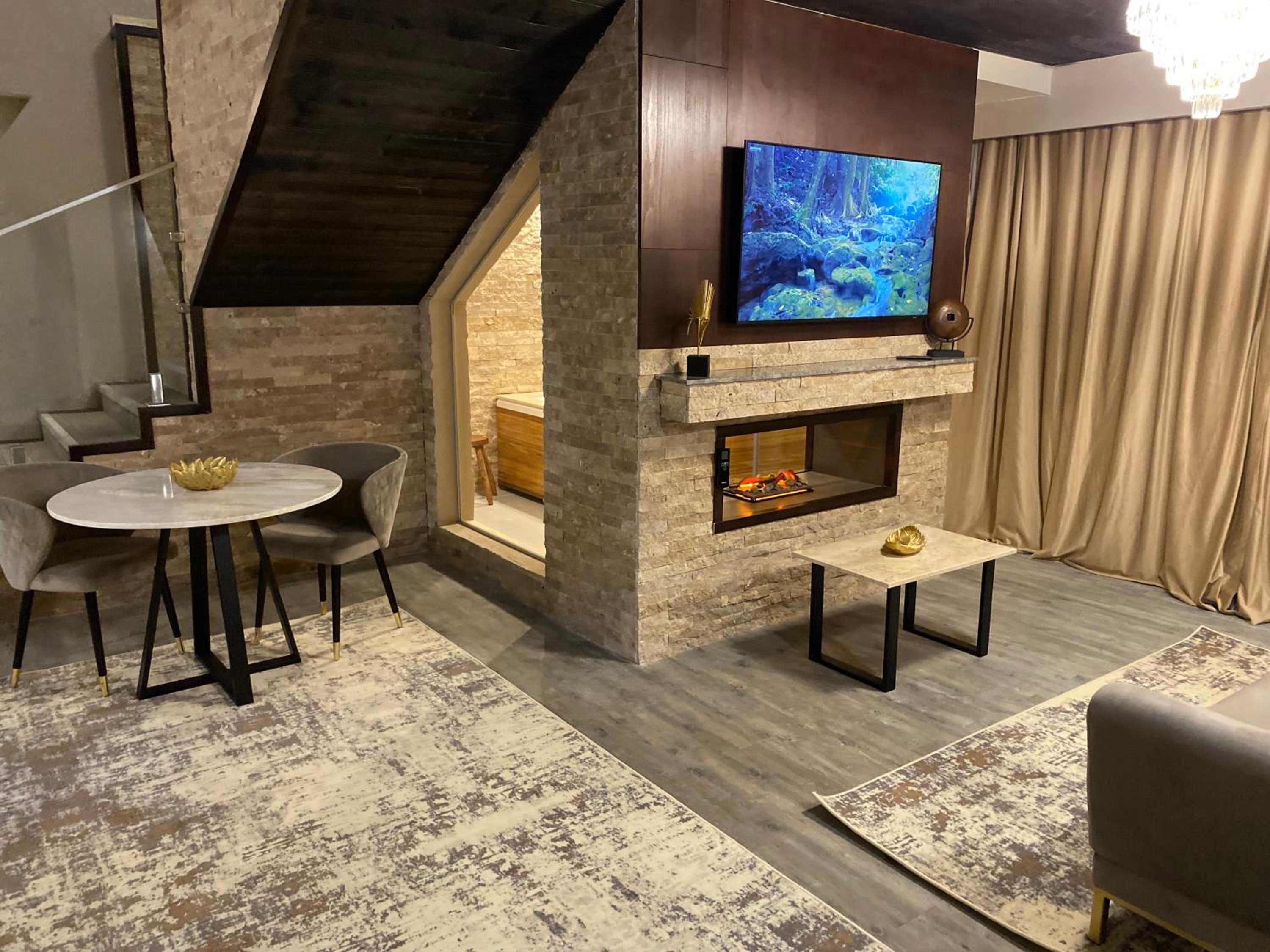 Penthouse Apartment with Mountain View, Hot tube & Fireplace - Photo 1