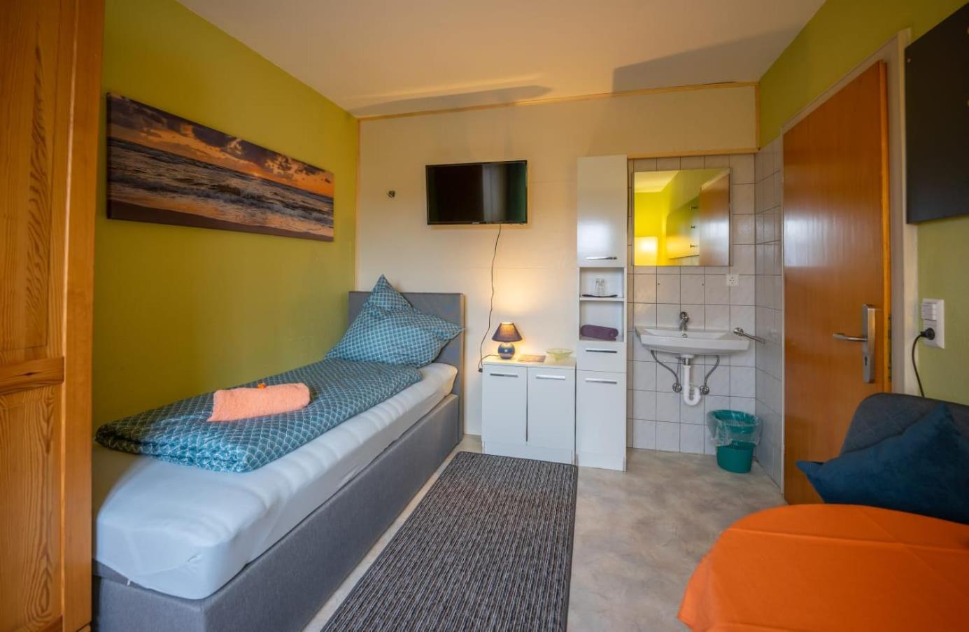 Single Room with Shared Shower and Toilet photo 2