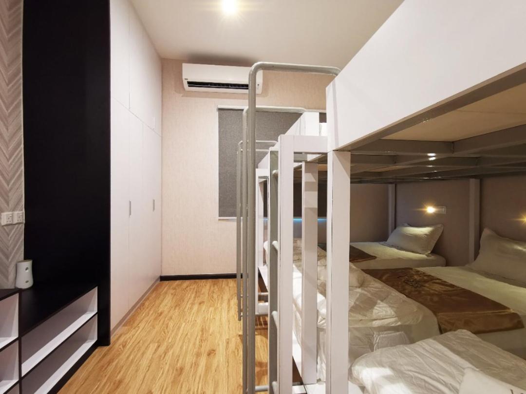 Executive Family Suite (with Private Balcony) - Photo 3