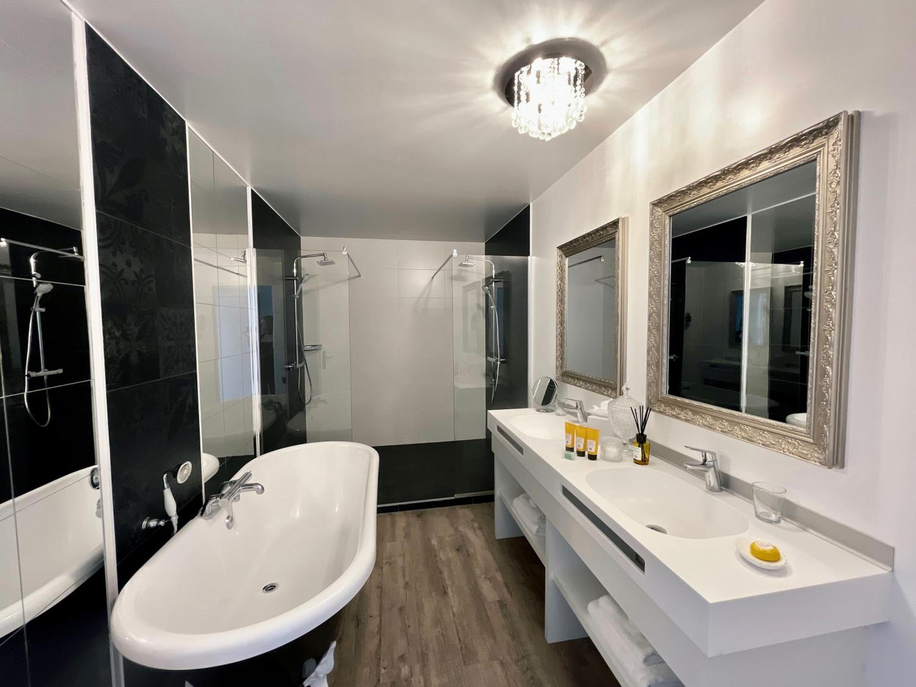 Suite Junior avec Balcon et Accès Gratuit au Spa – Vue sur Sanctuaire Suite Junior avec Balcon et Accès Gratuit au Spa – Vue sur Sanctuaire
