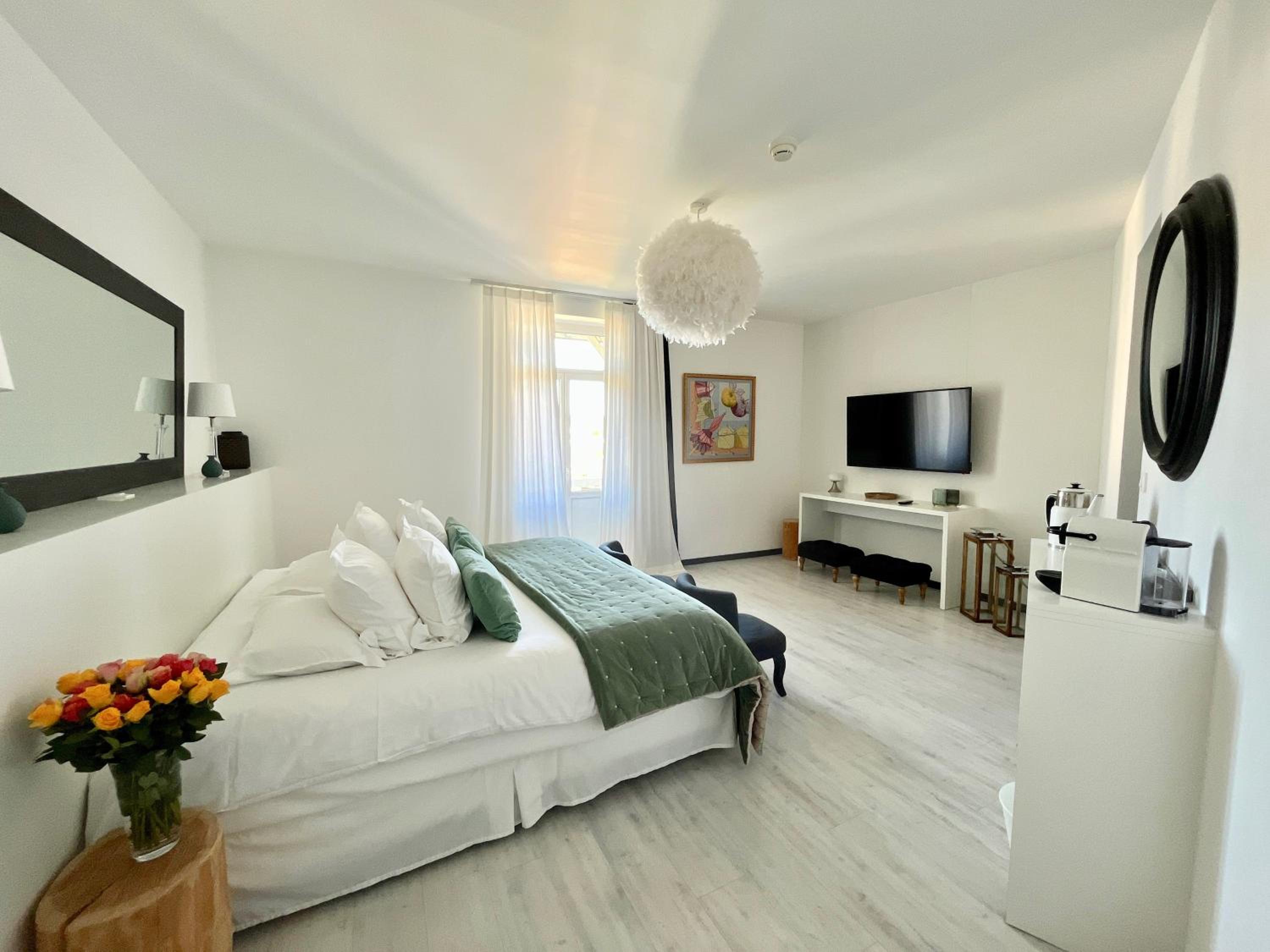 Suite Familiale avec Balcon et Accès Gratuit au Spa – Vue sur Sanctuaire photo