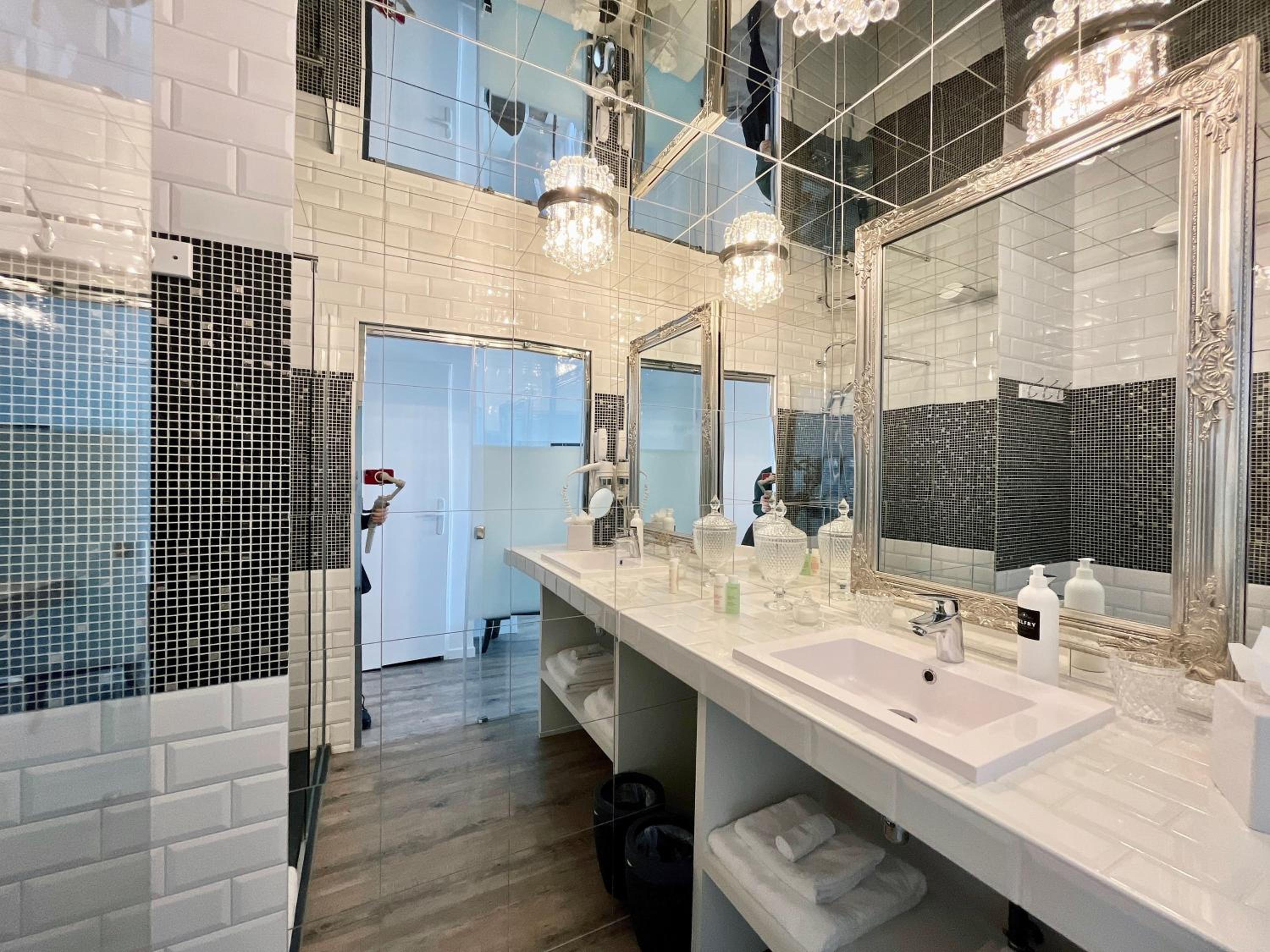King Room with Free Spa access - Photo 3