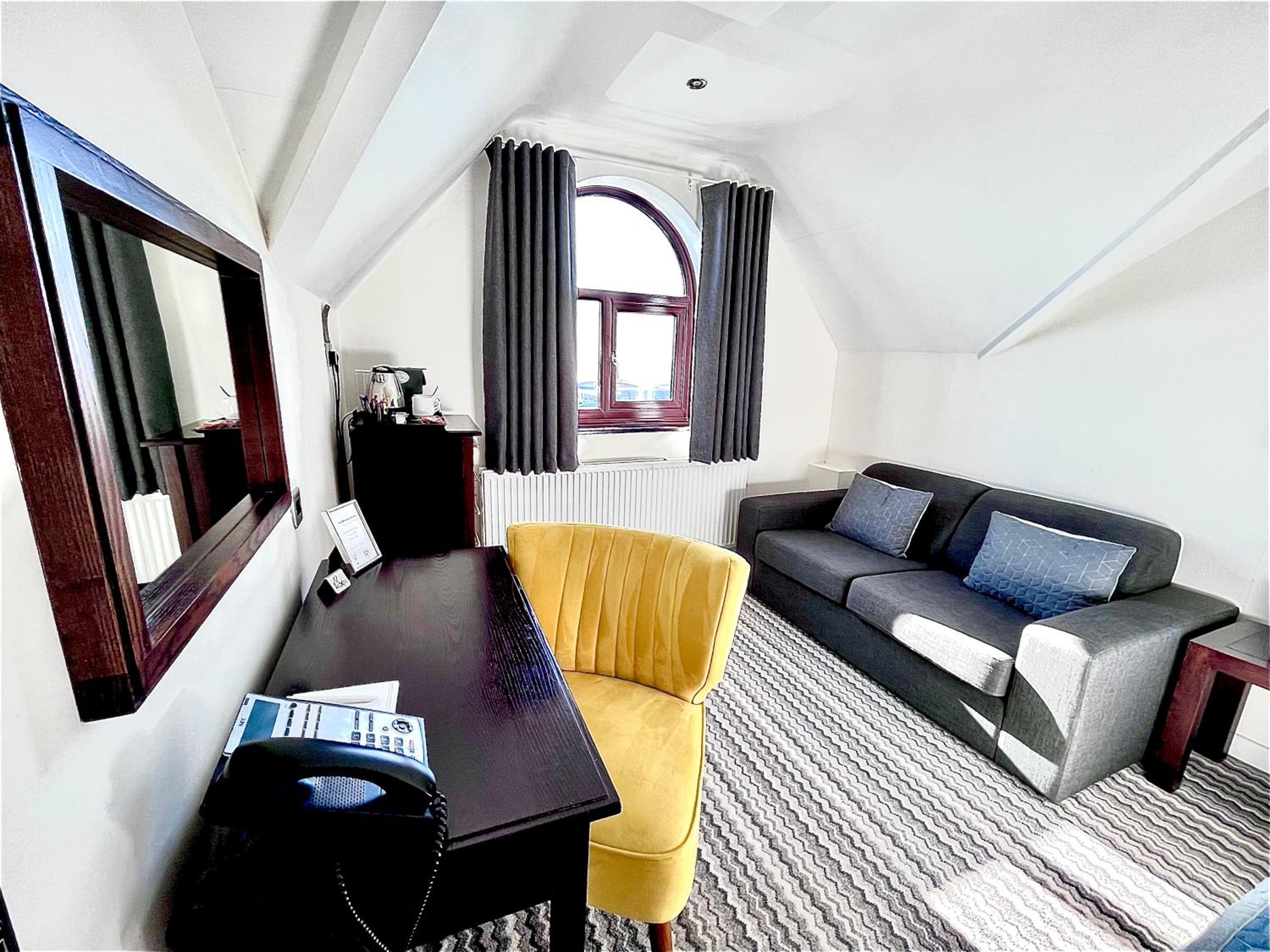 Superior Family Room - Photo 12