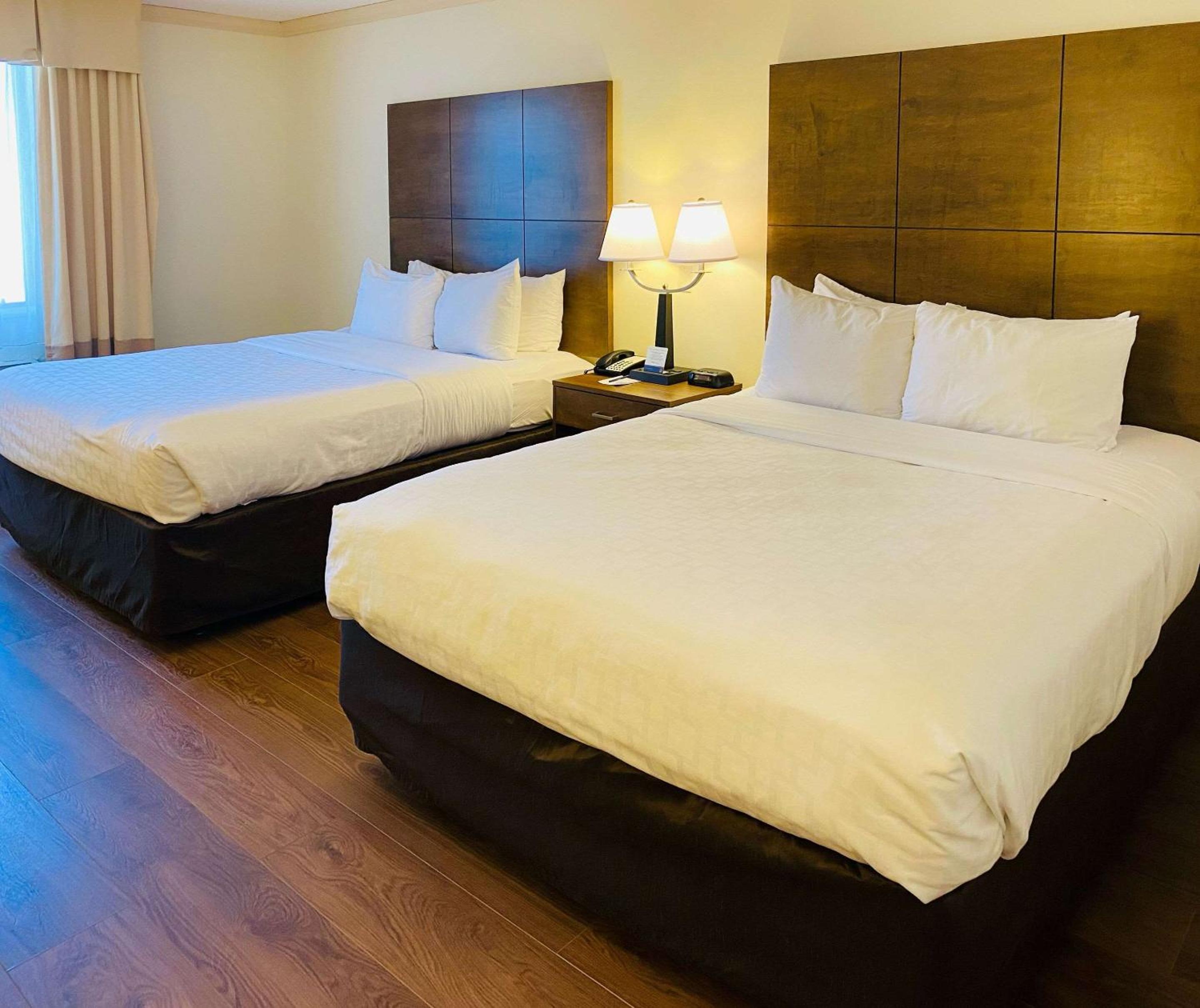 Queen Room with Two Queen Beds - Non-Smoking photo 2